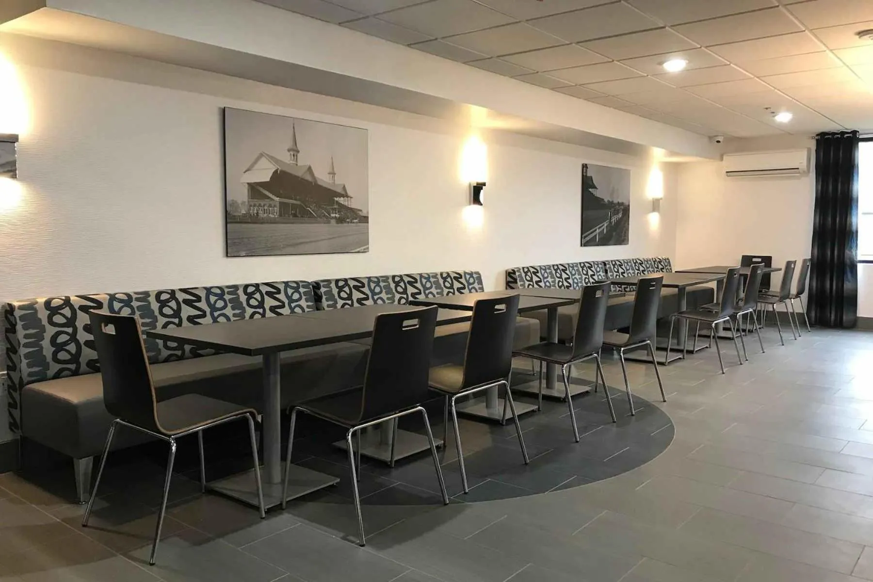 Communal lounge/ TV room in Wingate by Wyndham Louisville Airport Expo Center