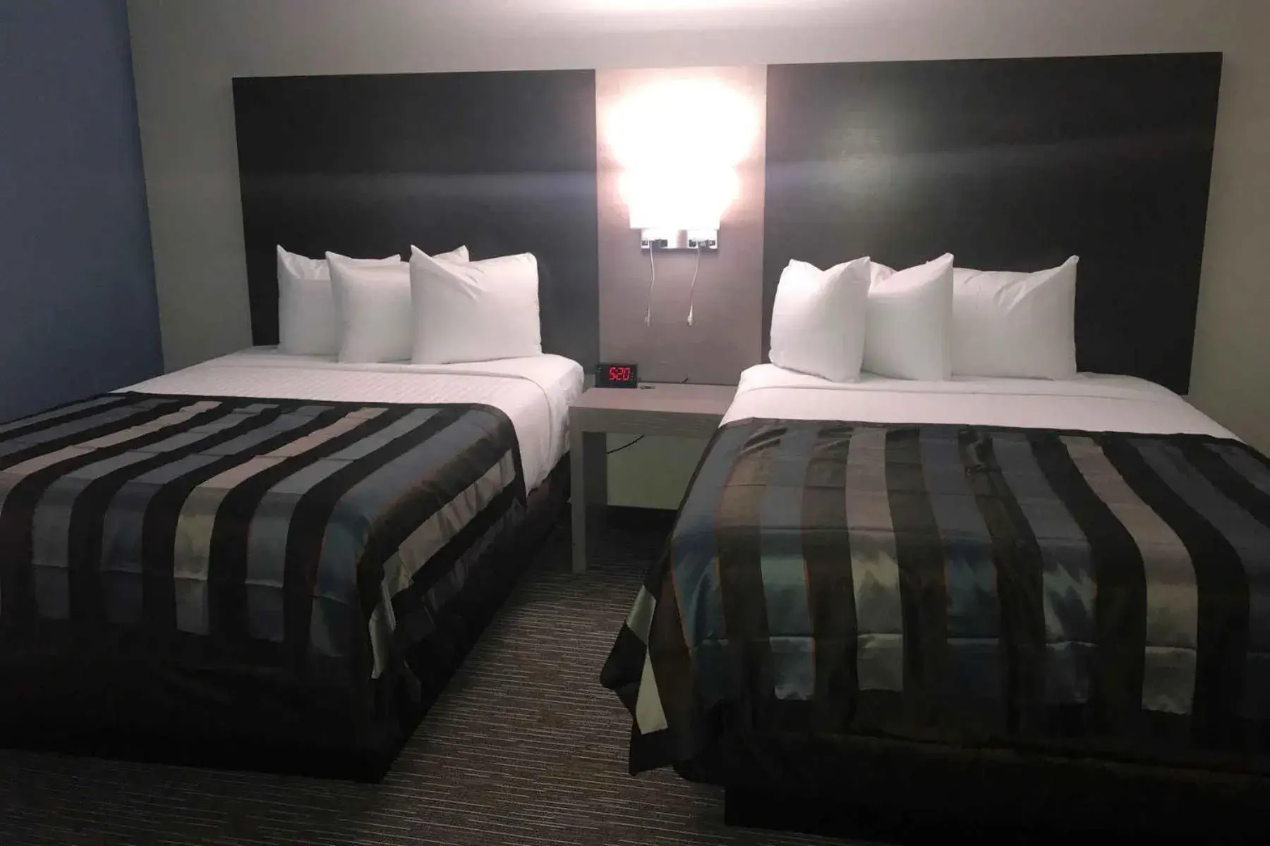 Deluxe Queen Room with Two Queen Beds - Non-Smoking in Wingate by Wyndham Louisville Airport Expo Center Deluxe Queen Room with Two Queen Beds - Non-Smoking in Wingate by Wyndham Louisville Airport Expo Center