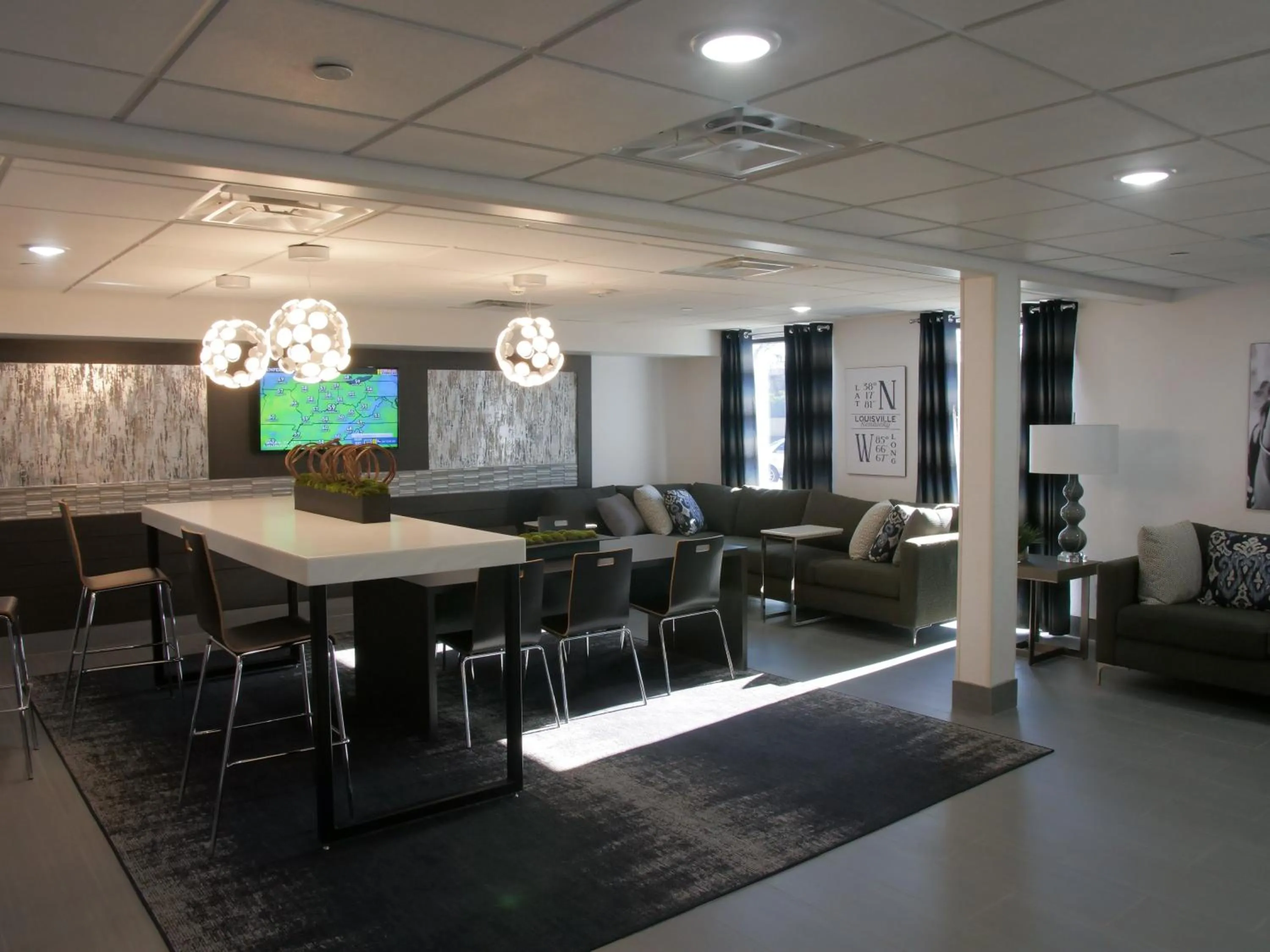 Communal lounge/ TV room in Wingate by Wyndham Louisville Airport Expo Center