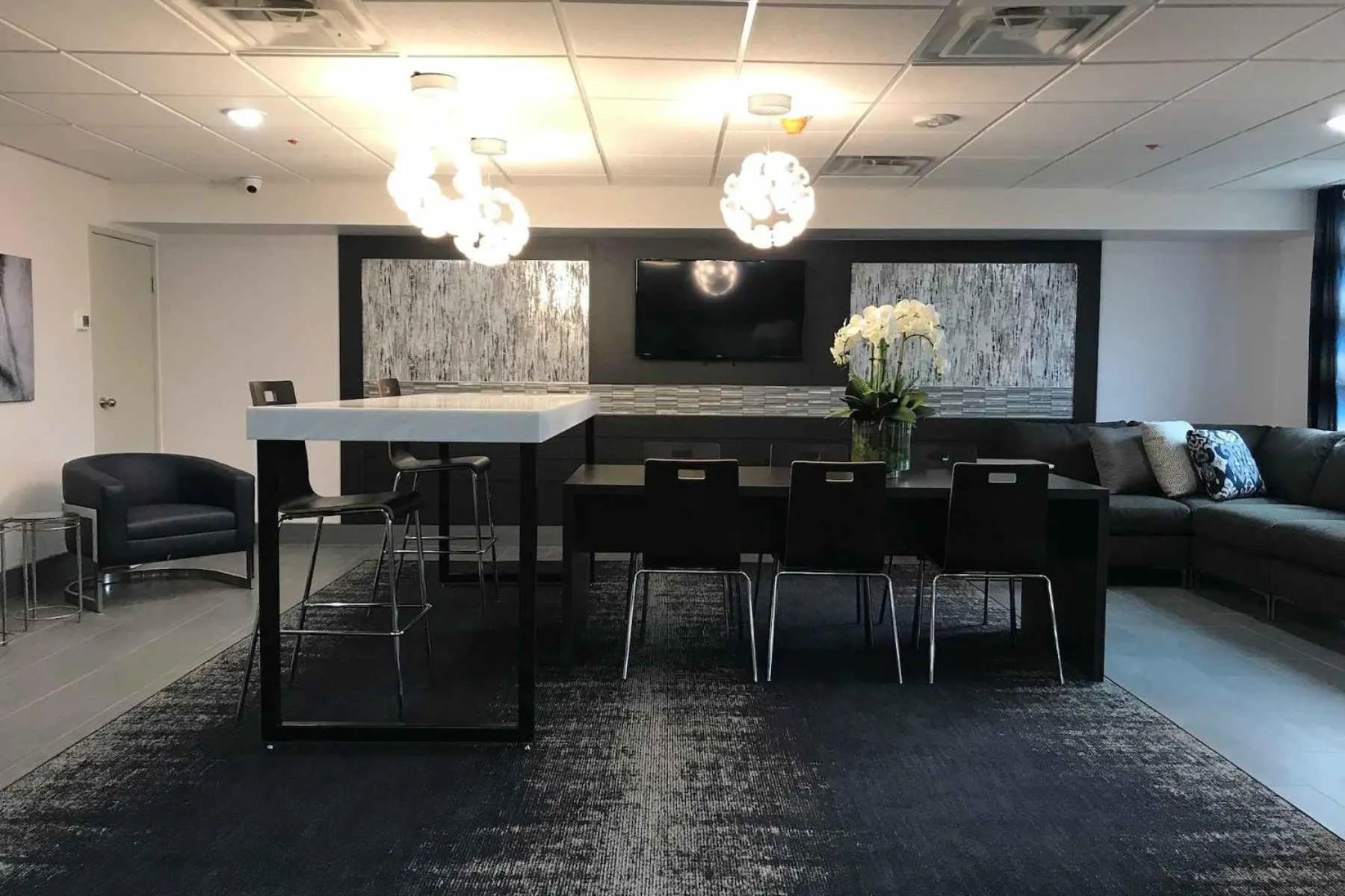 Communal lounge/ TV room in Wingate by Wyndham Louisville Airport Expo Center