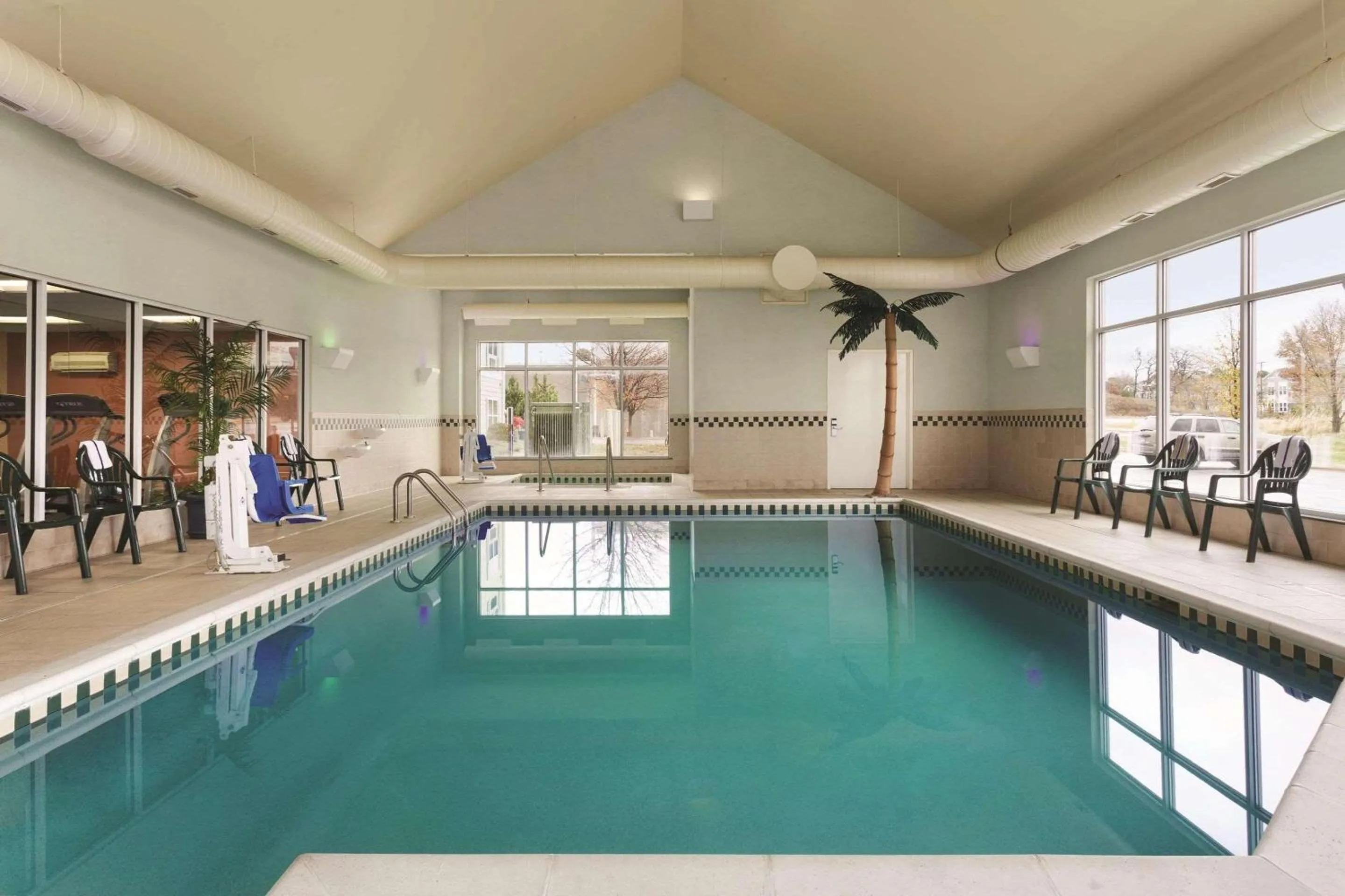 Swimming pool in Country Inn & Suites by Radisson, Bentonville South - Rogers, AR