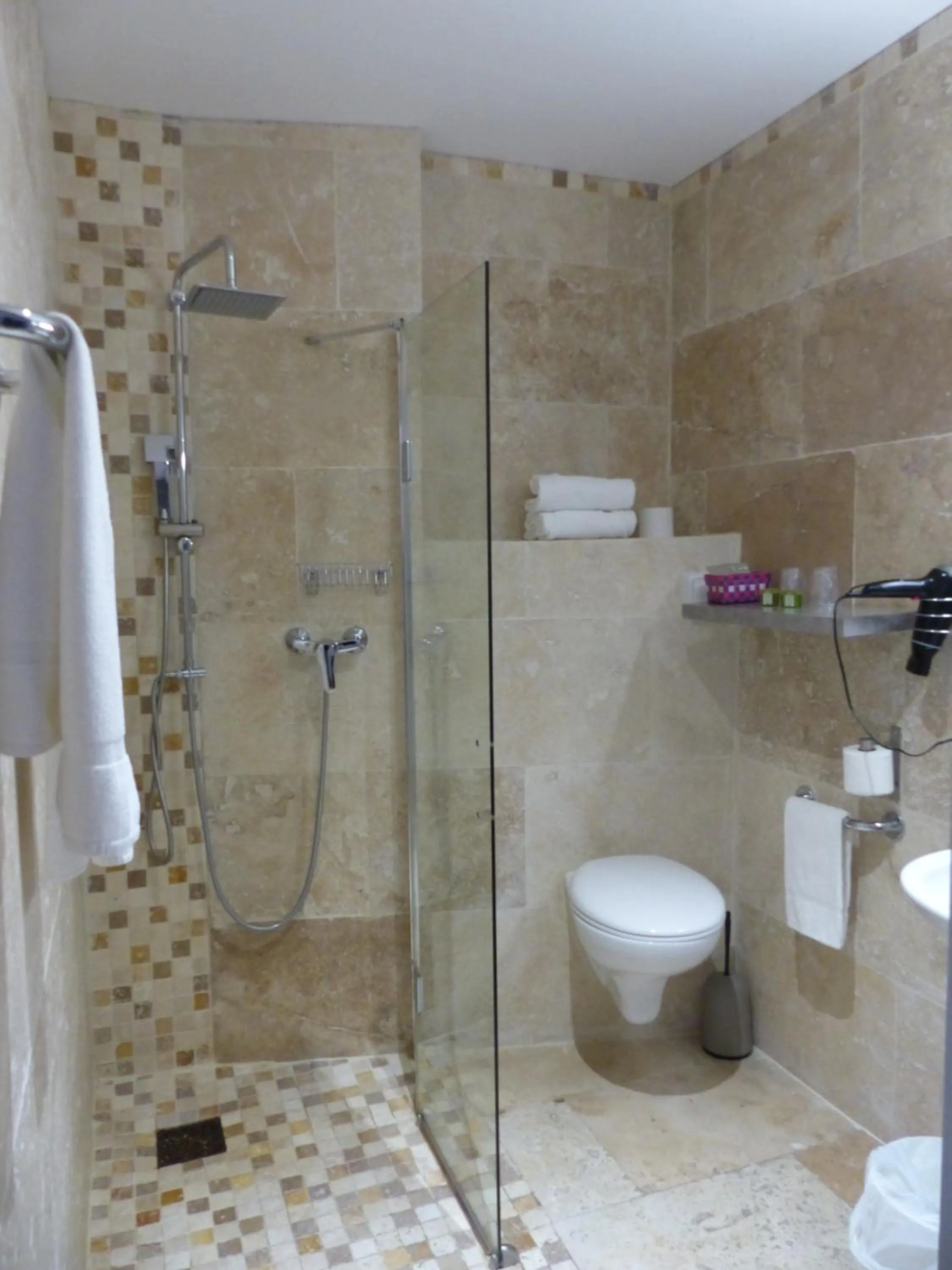 Shower in Le President-Gare Nimes Pont Du Gard