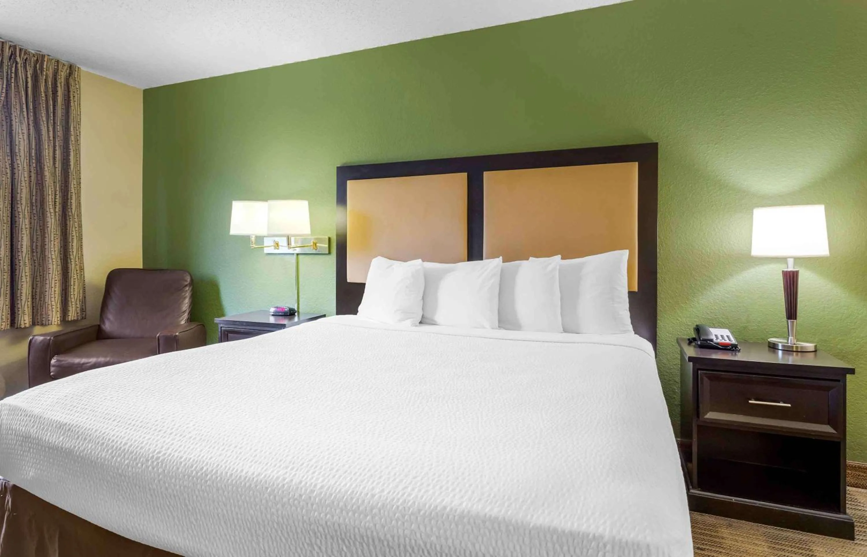 Bedroom, Bed in Extended Stay America Suites - Houston - Galleria - Westheimer