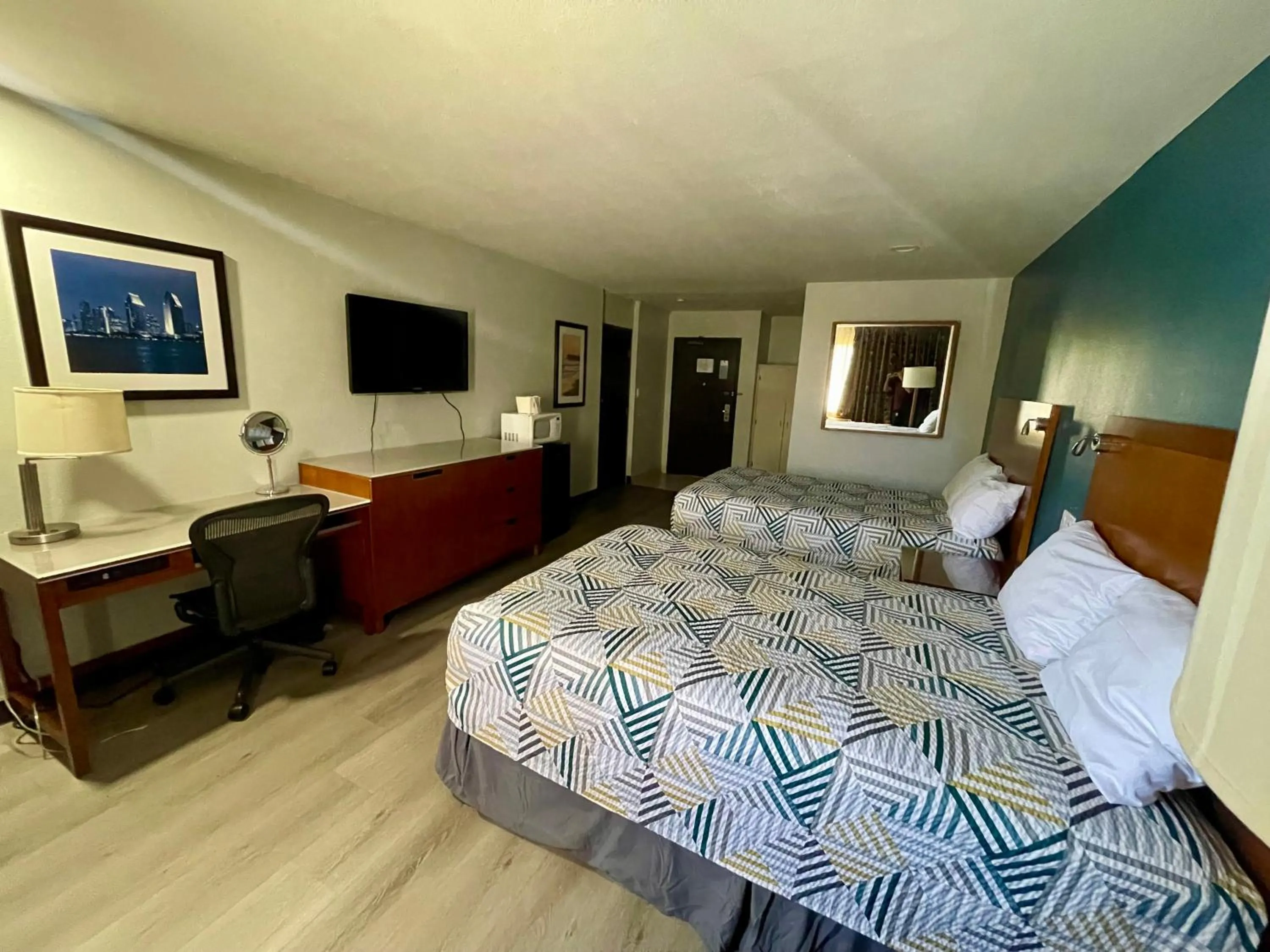 Photo of the whole room, Bed in Studio 6 San Pedro, CA Port of Los Angeles