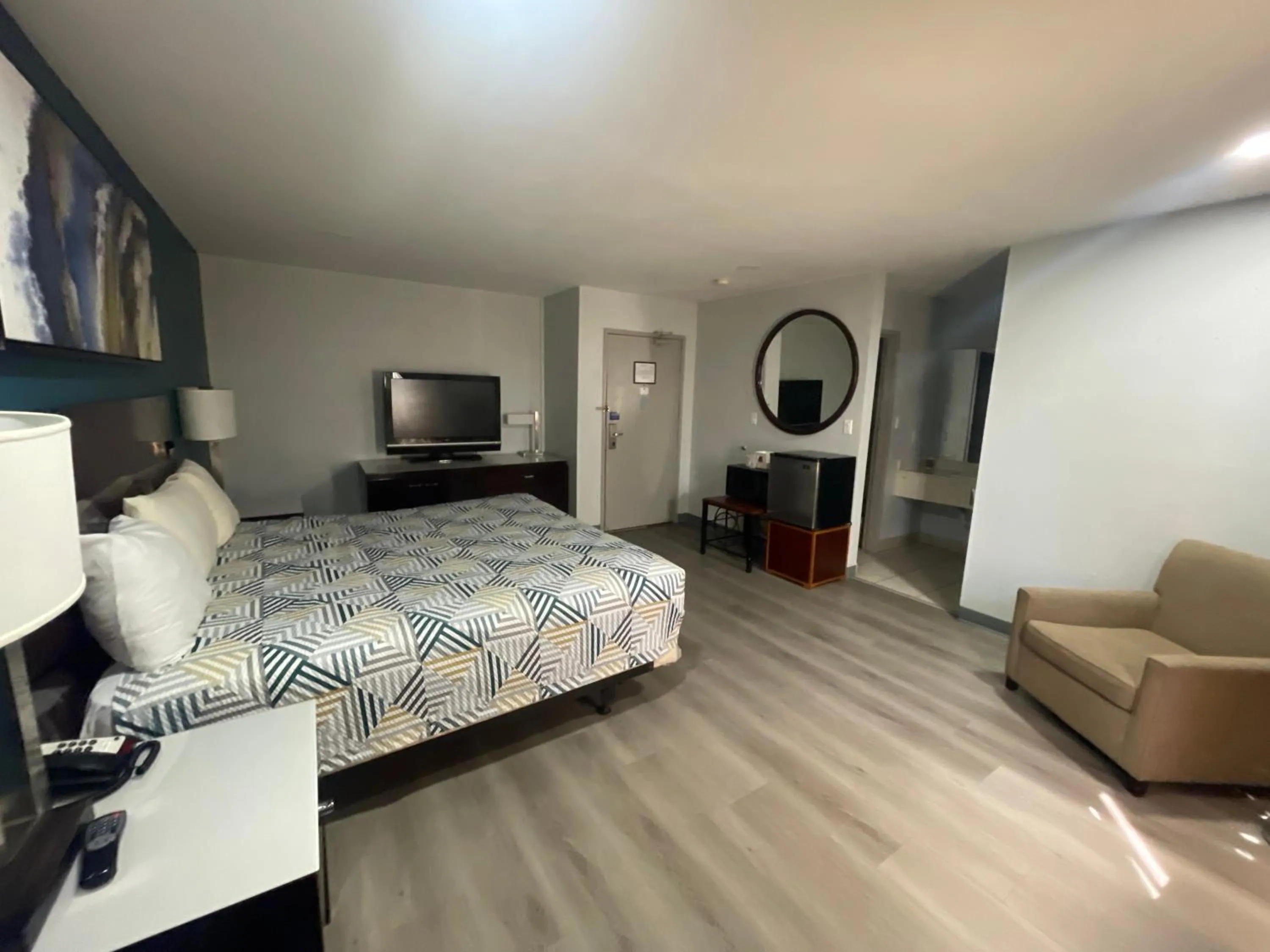 Photo of the whole room, Bed in Studio 6 San Pedro, CA Port of Los Angeles