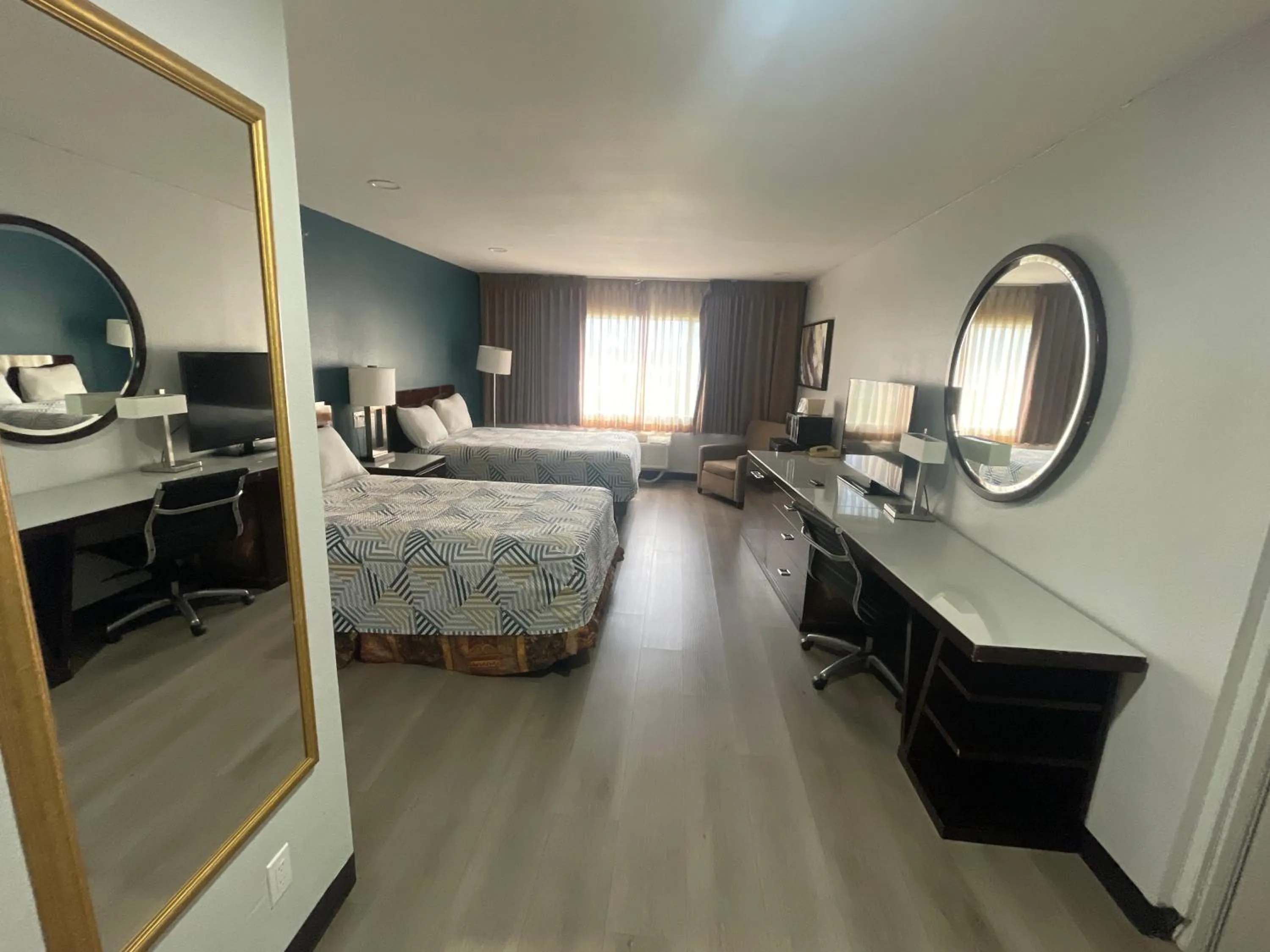 Photo of the whole room, Bed in Studio 6 San Pedro, CA Port of Los Angeles