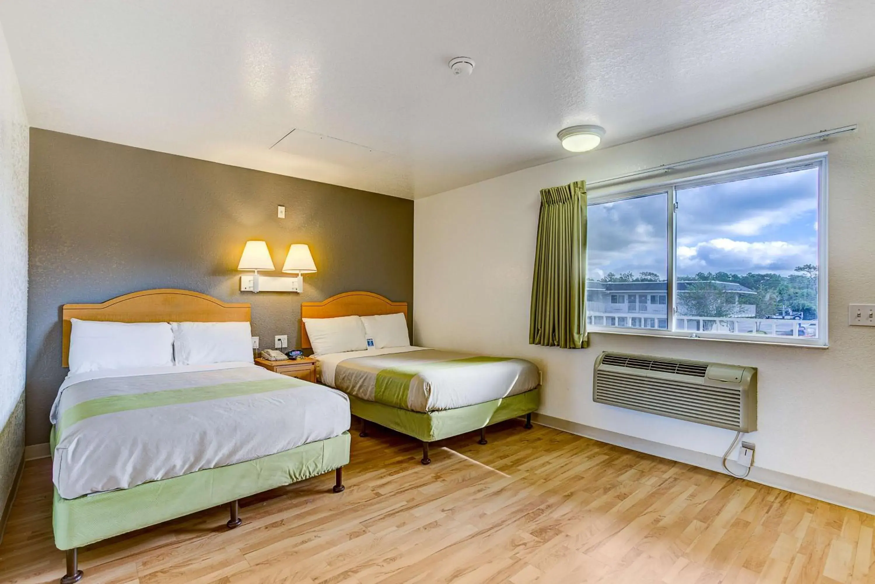 Quadruple Room - Non-Smoking in Studio 6-Kissimmee, FL - Orlando Quadruple Room - Non-Smoking in Studio 6-Kissimmee, FL - Orlando