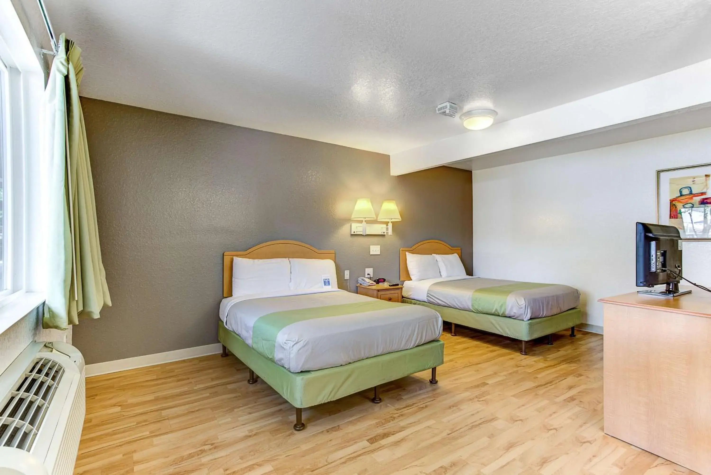 Quadruple Room - Smoking in Studio 6-Kissimmee, FL - Orlando Quadruple Room - Smoking in Studio 6-Kissimmee, FL - Orlando