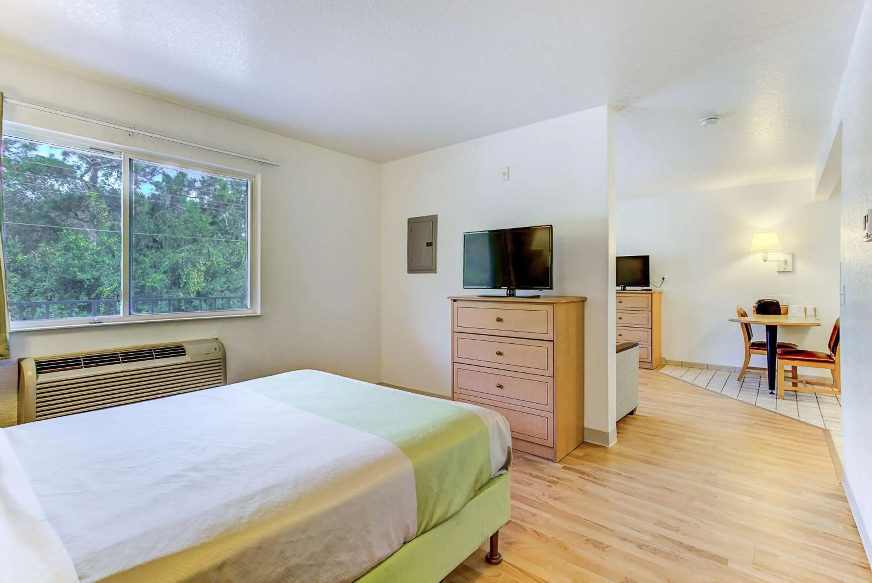 Queen Room - Disability Access - Non-Smoking in Studio 6-Kissimmee, FL - Orlando Queen Room - Disability Access - Non-Smoking in Studio 6-Kissimmee, FL - Orlando