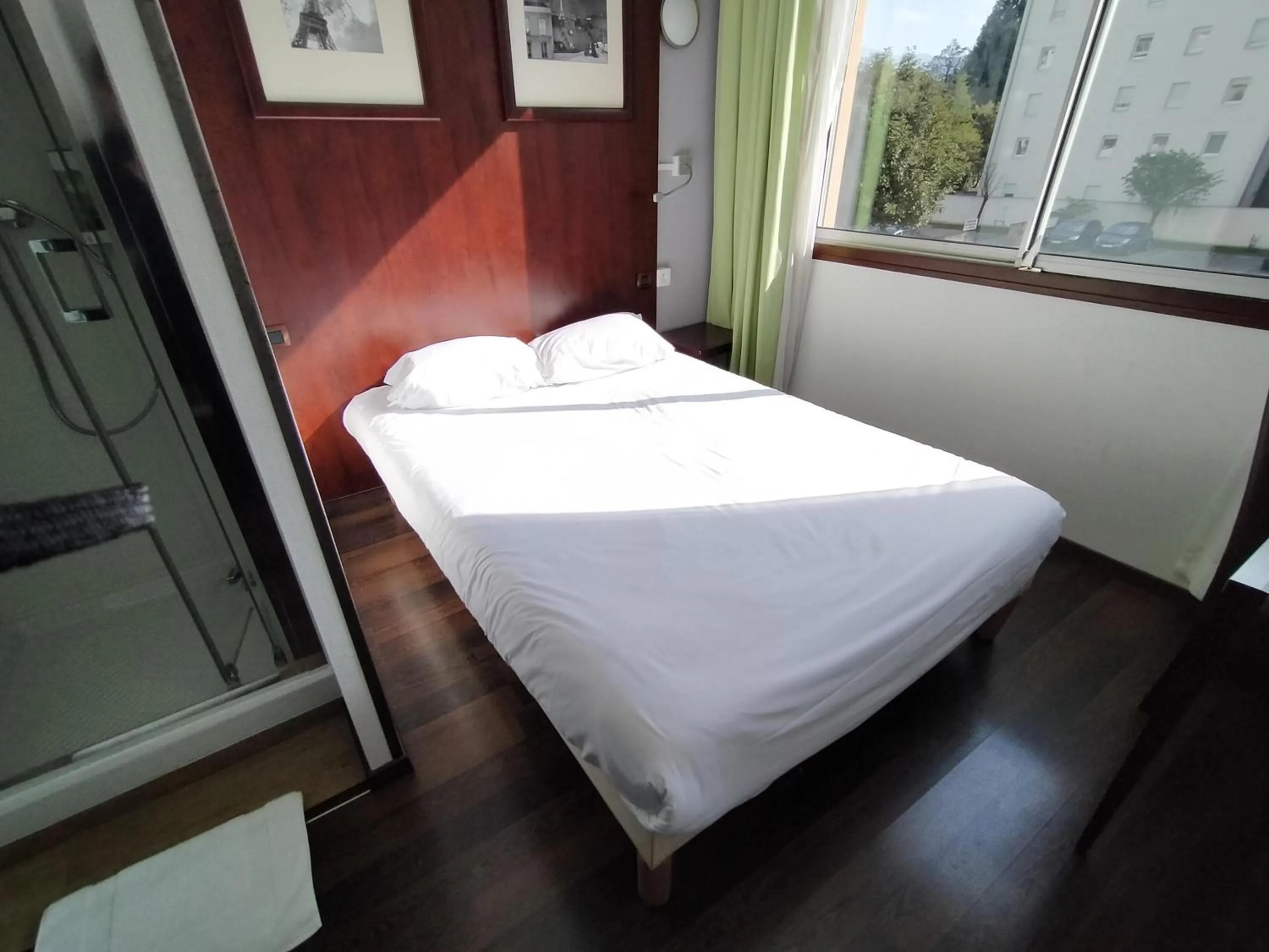 Bedroom, Bed in Hôtel Du Centre Annemasse