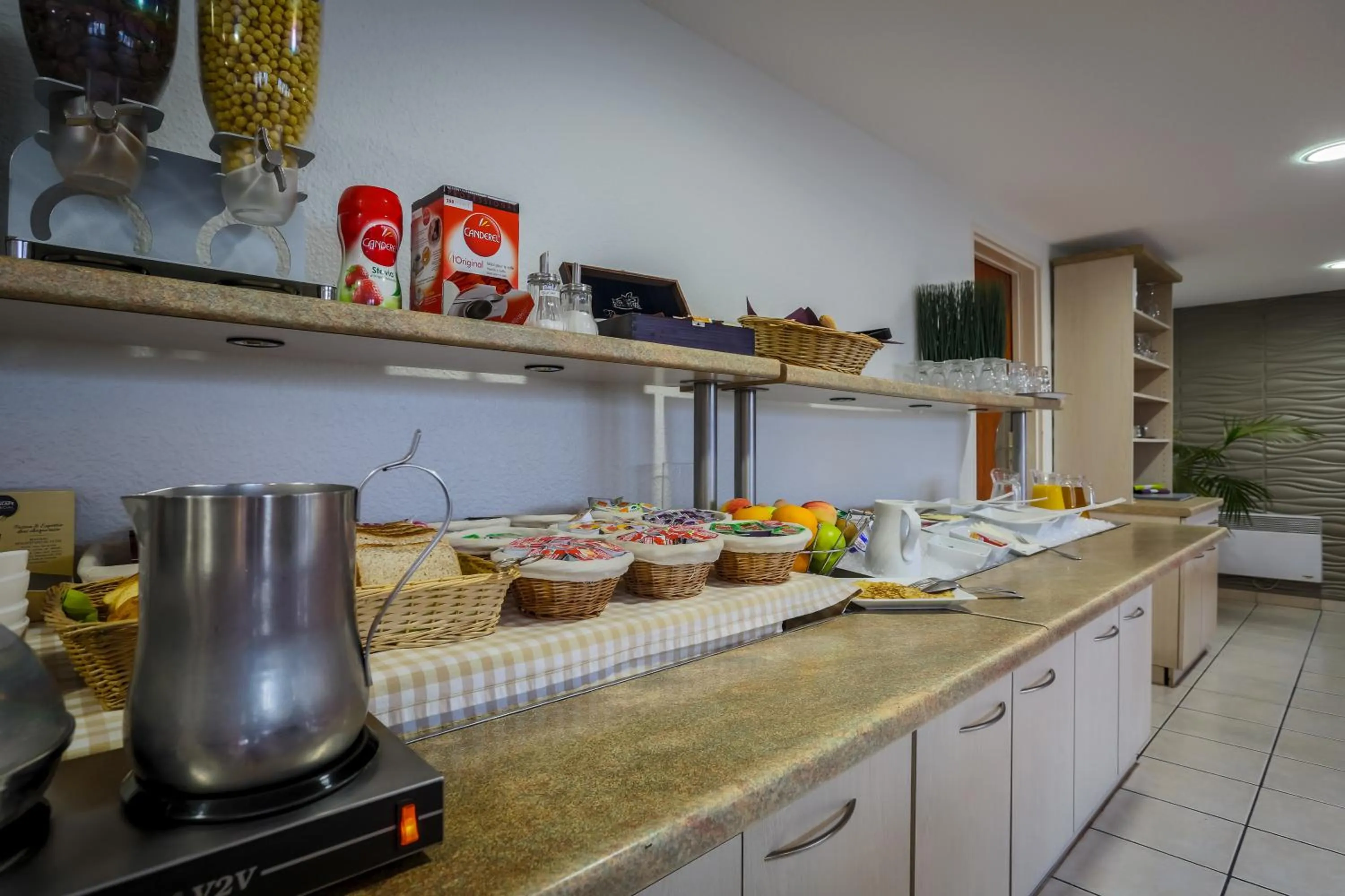 Food and drinks in Adams Hotel