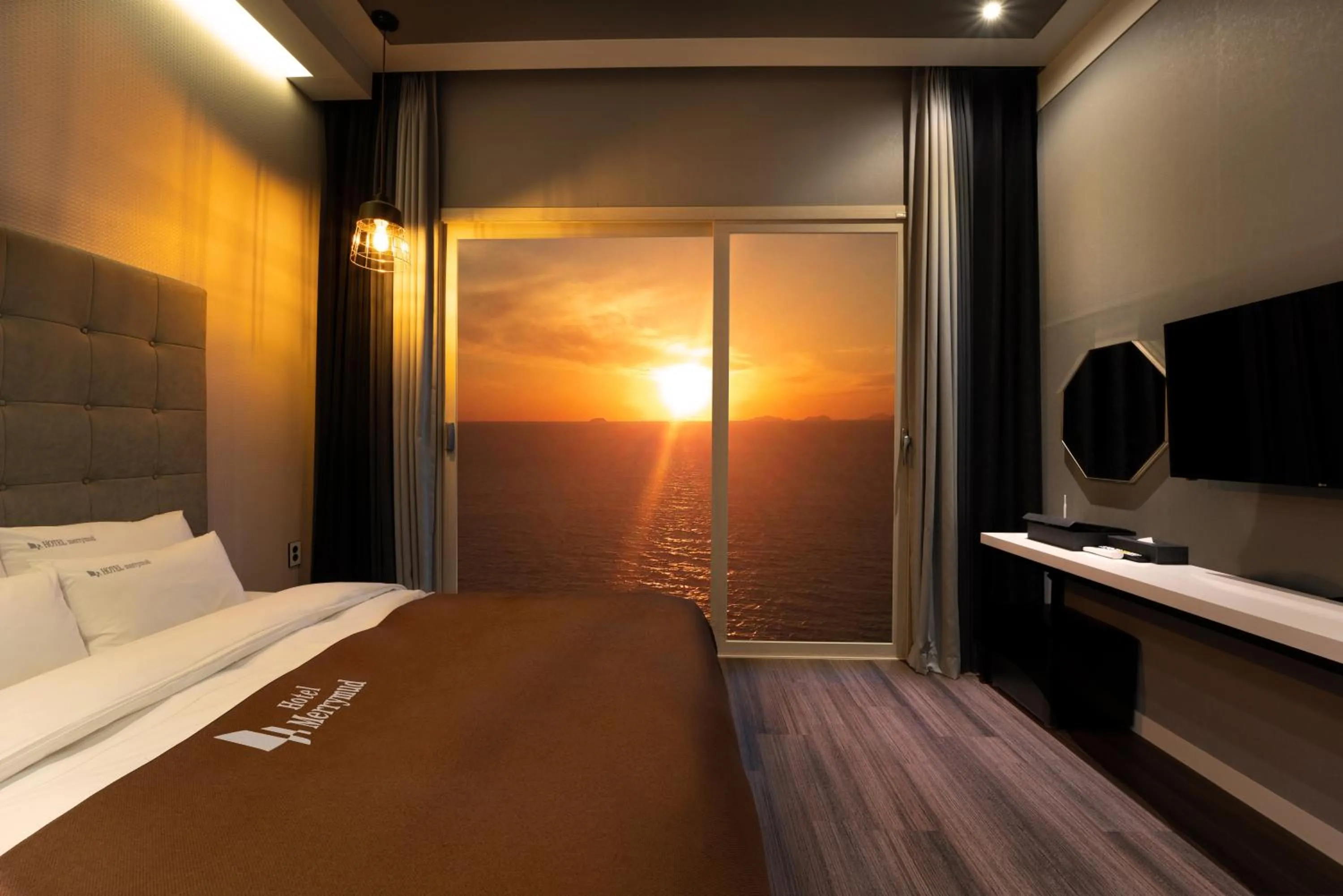 Photo of the whole room, Bed in Merrymud Hotel