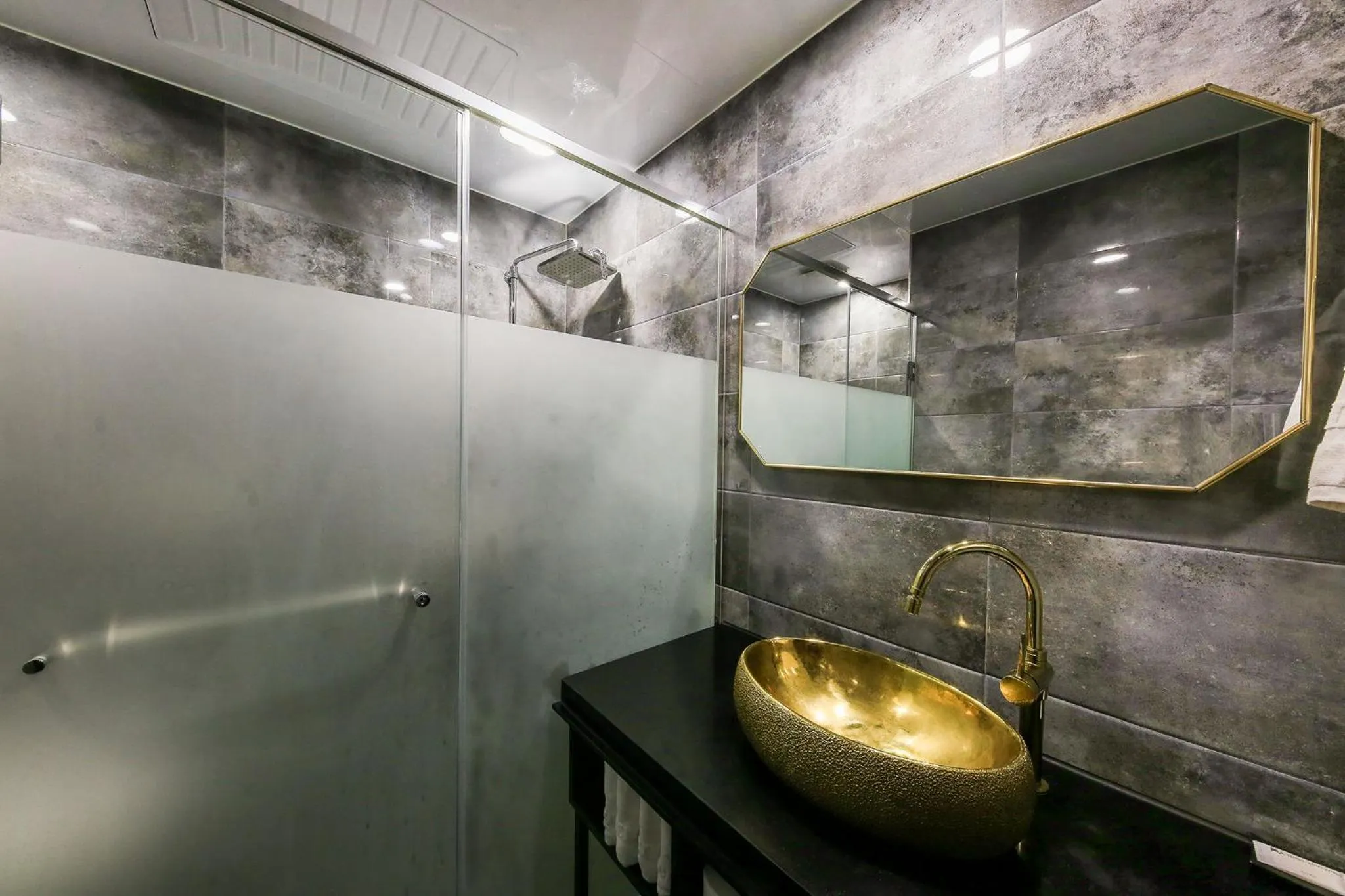 Shower in Merrymud Hotel