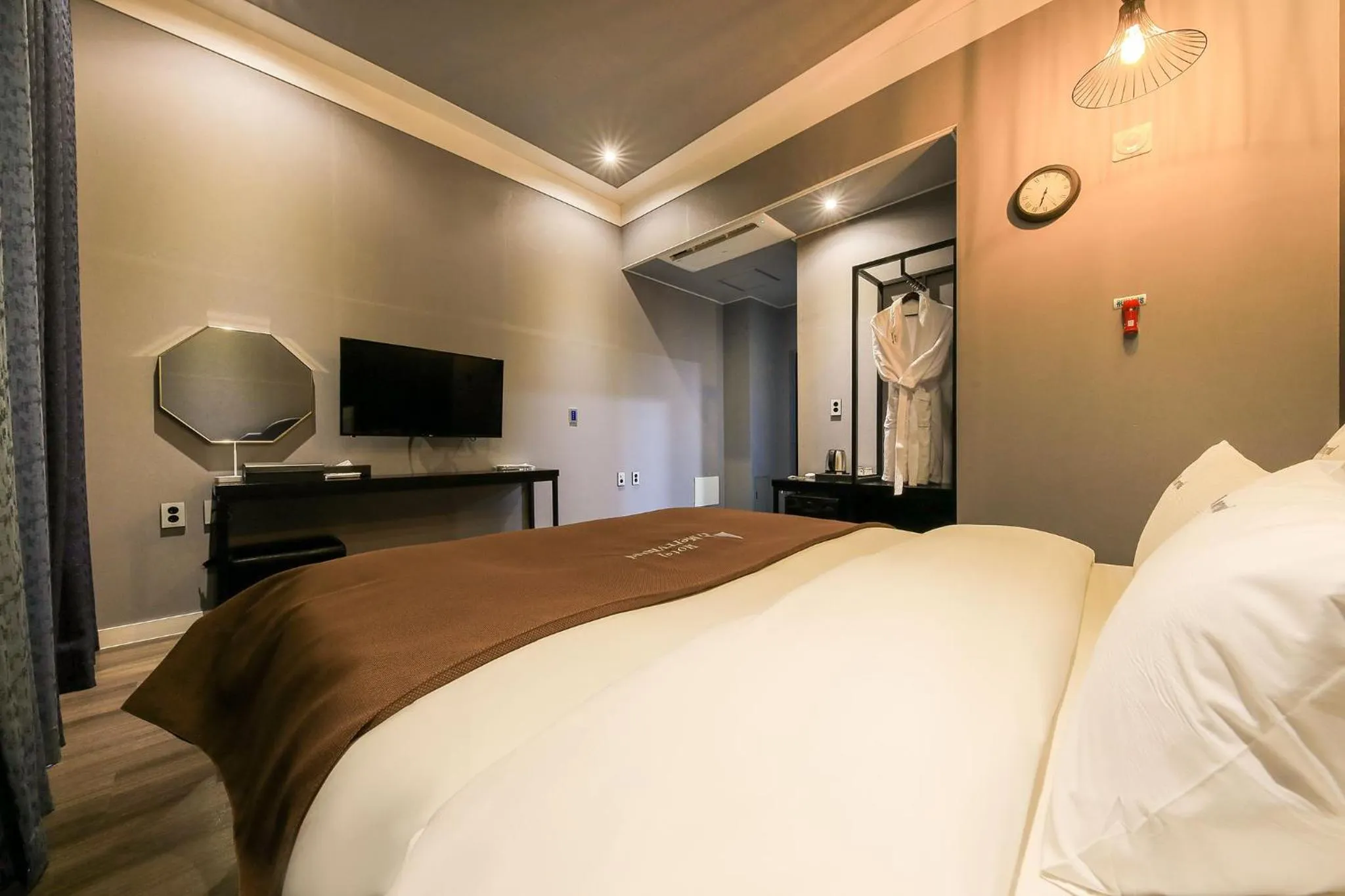 Bed in Merrymud Hotel