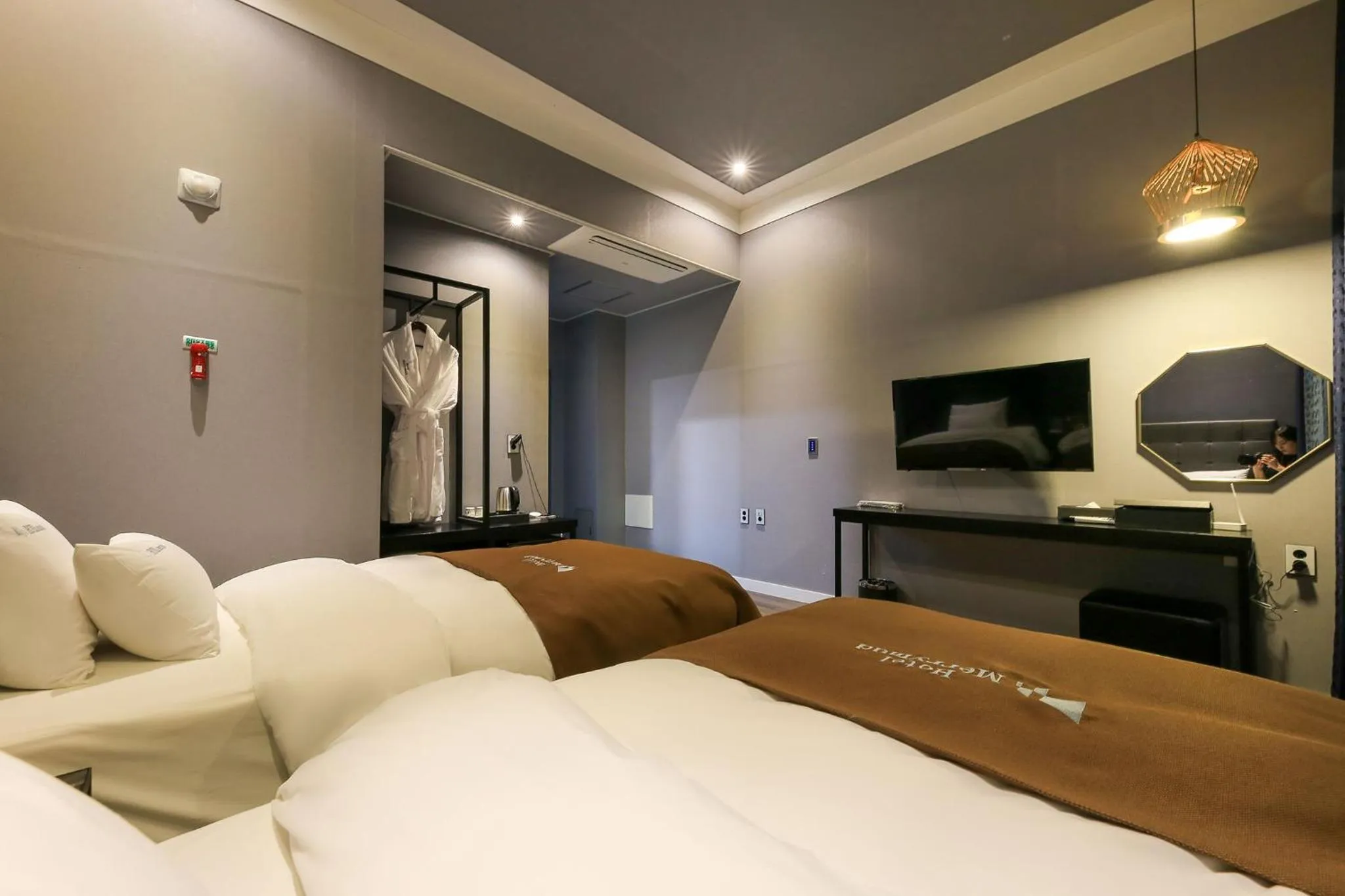 TV and multimedia, Bed in Merrymud Hotel