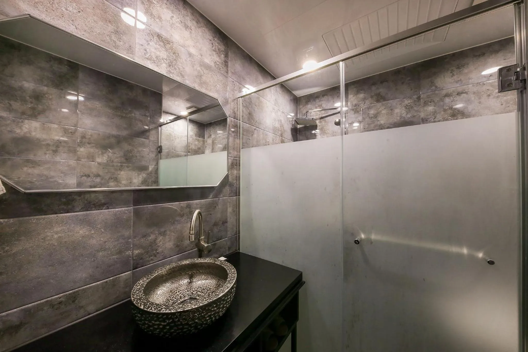 Shower in Merrymud Hotel