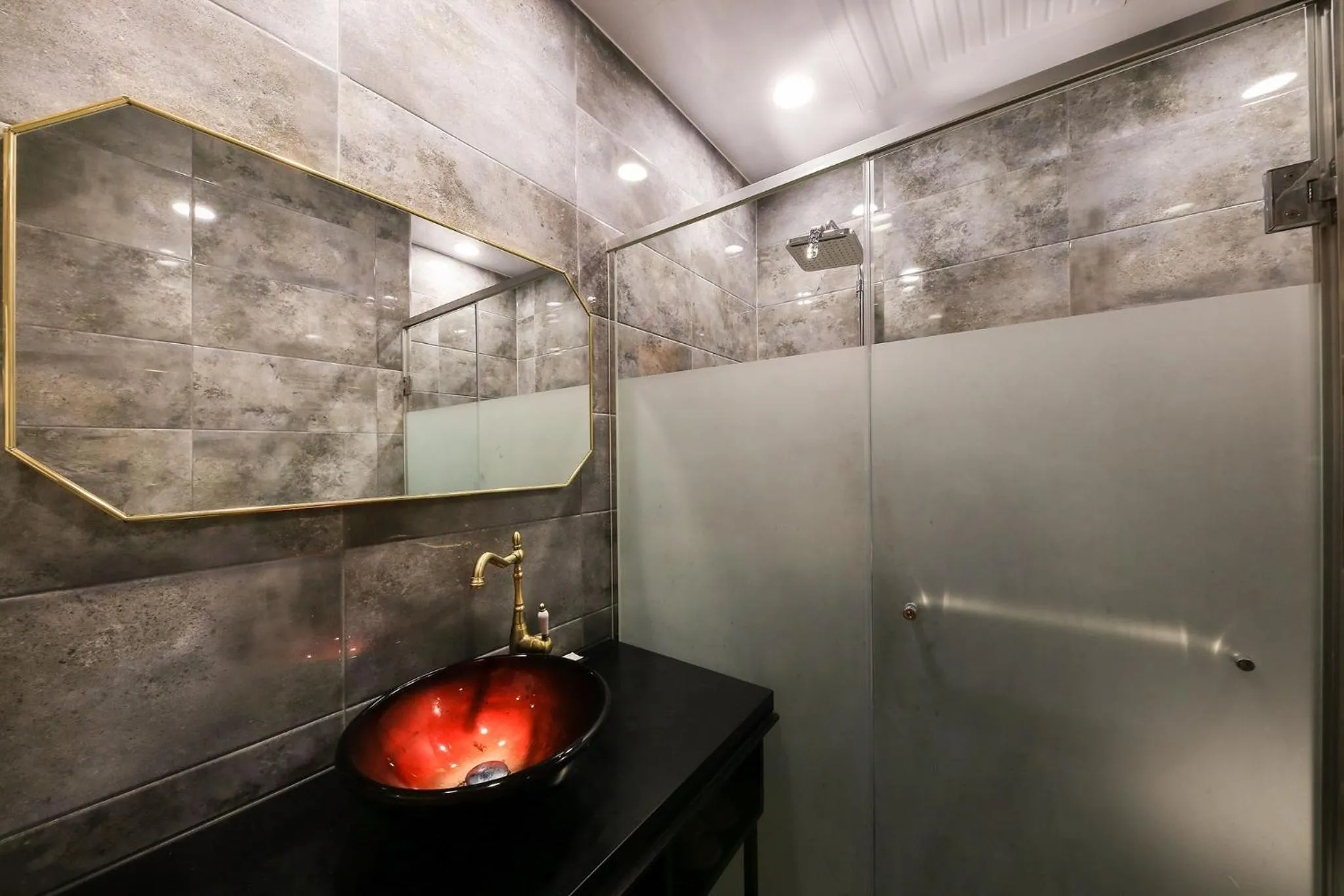 Shower in Merrymud Hotel