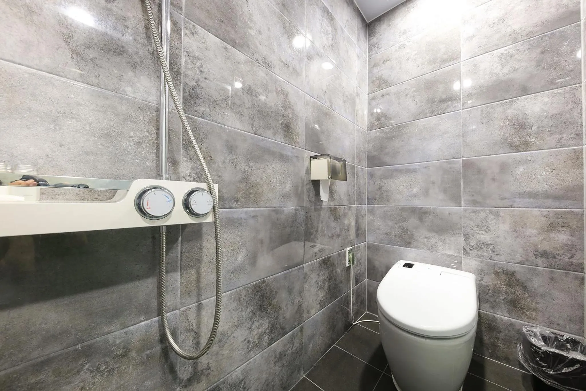 Shower in Merrymud Hotel