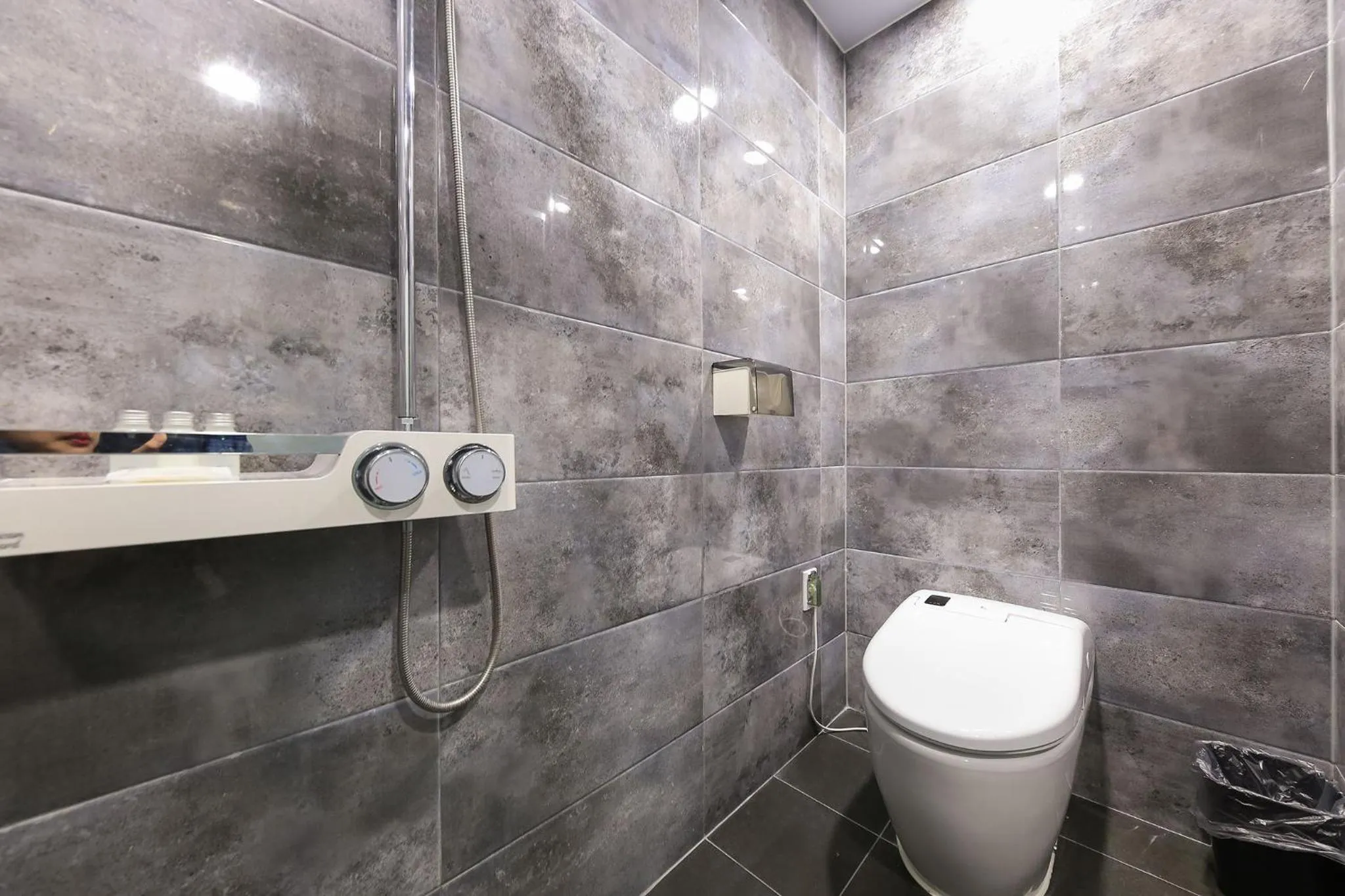 Shower in Merrymud Hotel