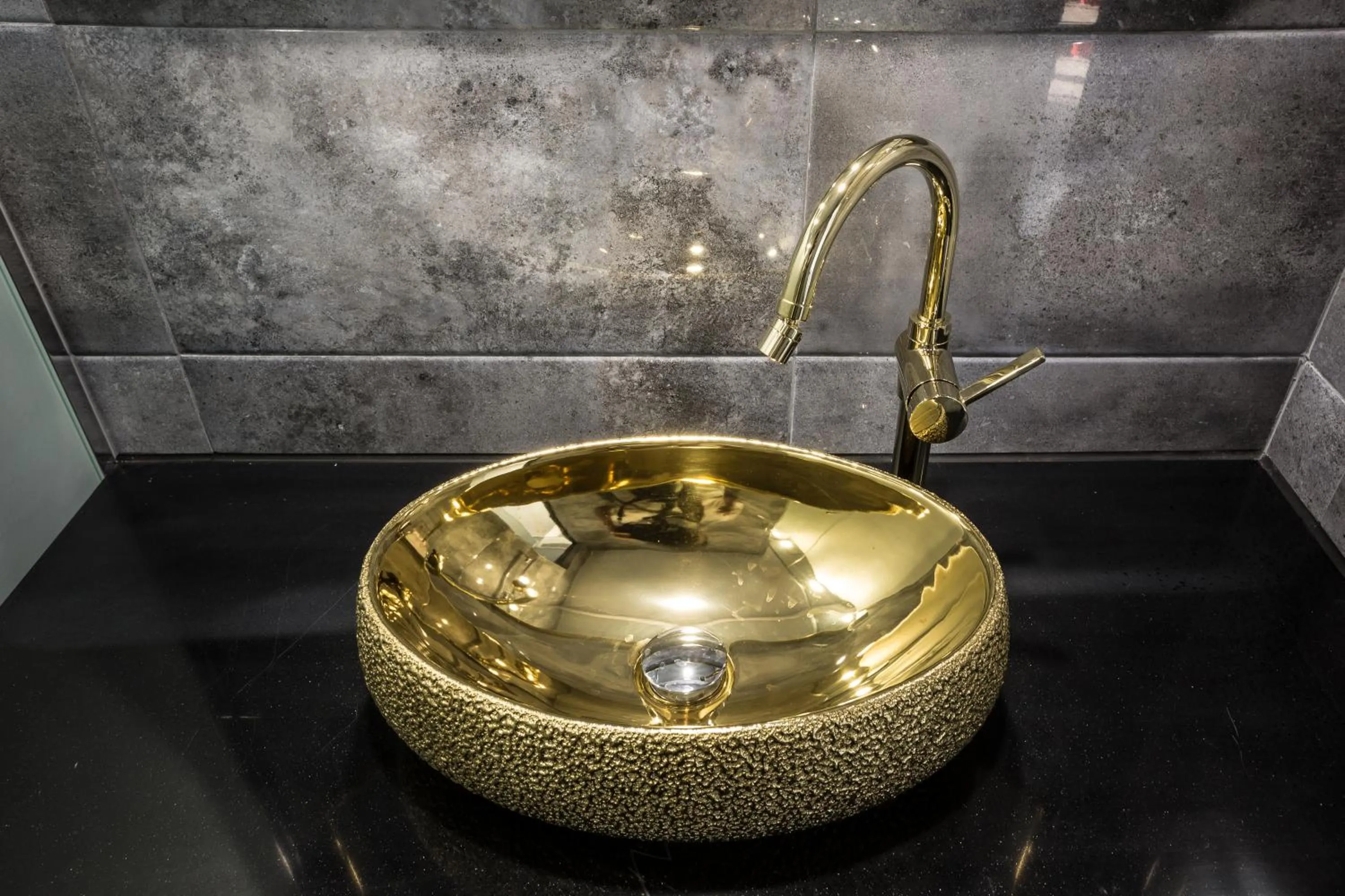 Shower in Merrymud Hotel