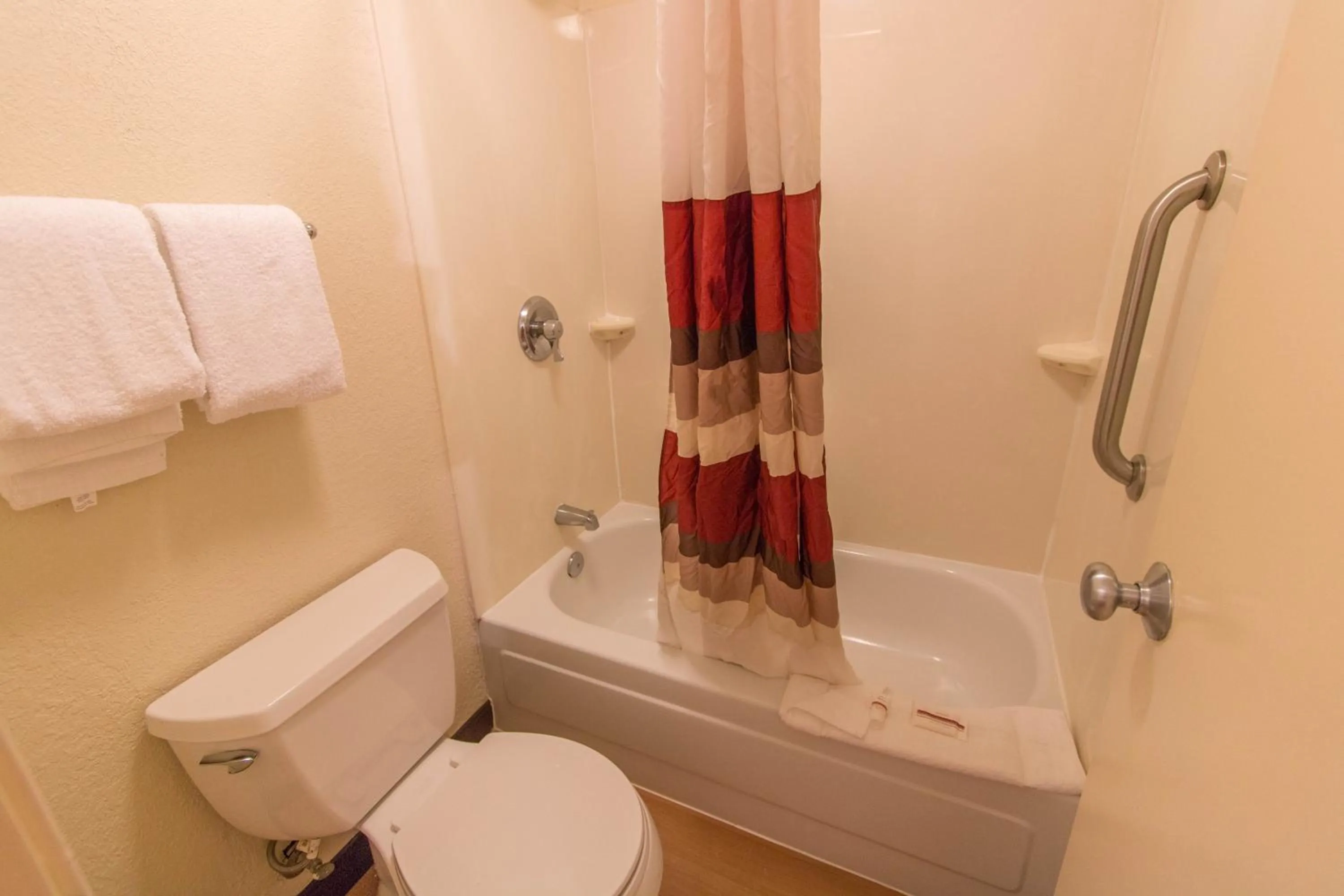 Bathroom in Red Roof Inn Hilton Head Island