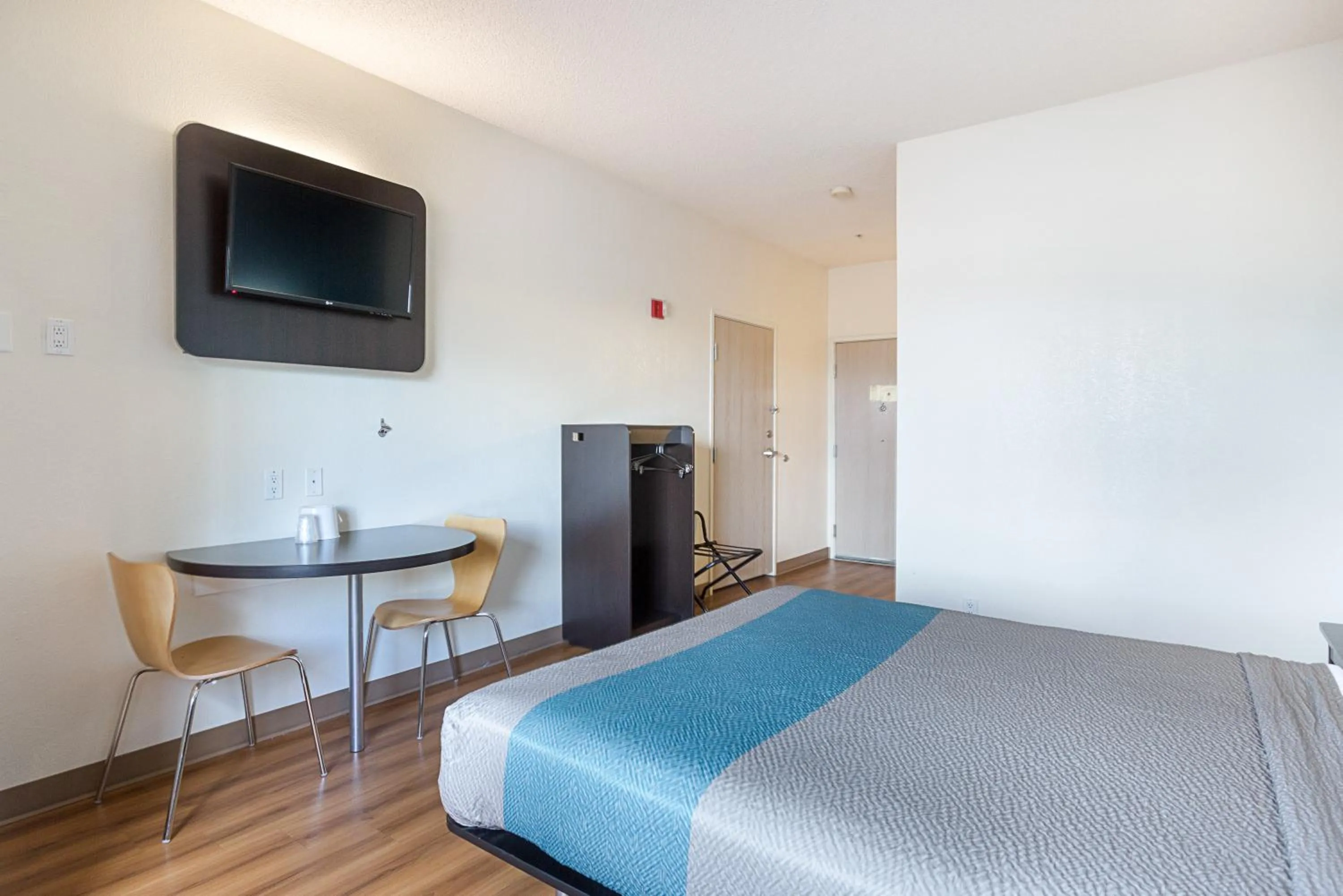 Bedroom, Bed in Motel 6-Page, AZ