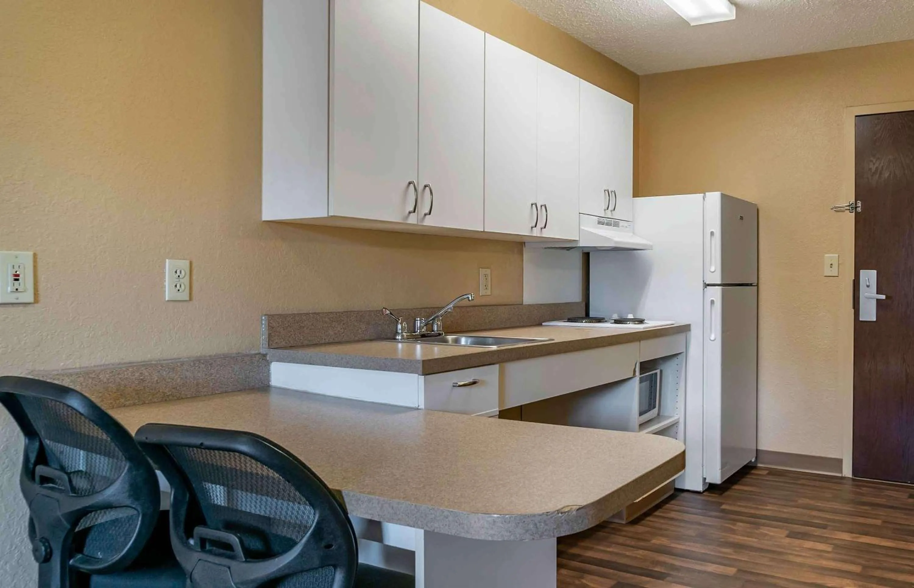 Kitchen or kitchenette in Extended Stay America Suites - Detroit - Ann Arbor - Briarwood Mall