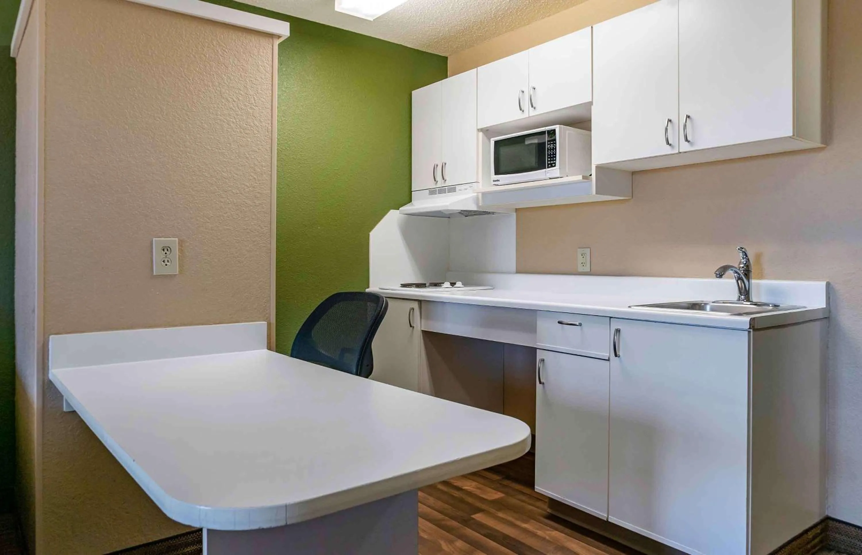 Kitchen or kitchenette in Extended Stay America Suites - Detroit - Ann Arbor - Briarwood Mall
