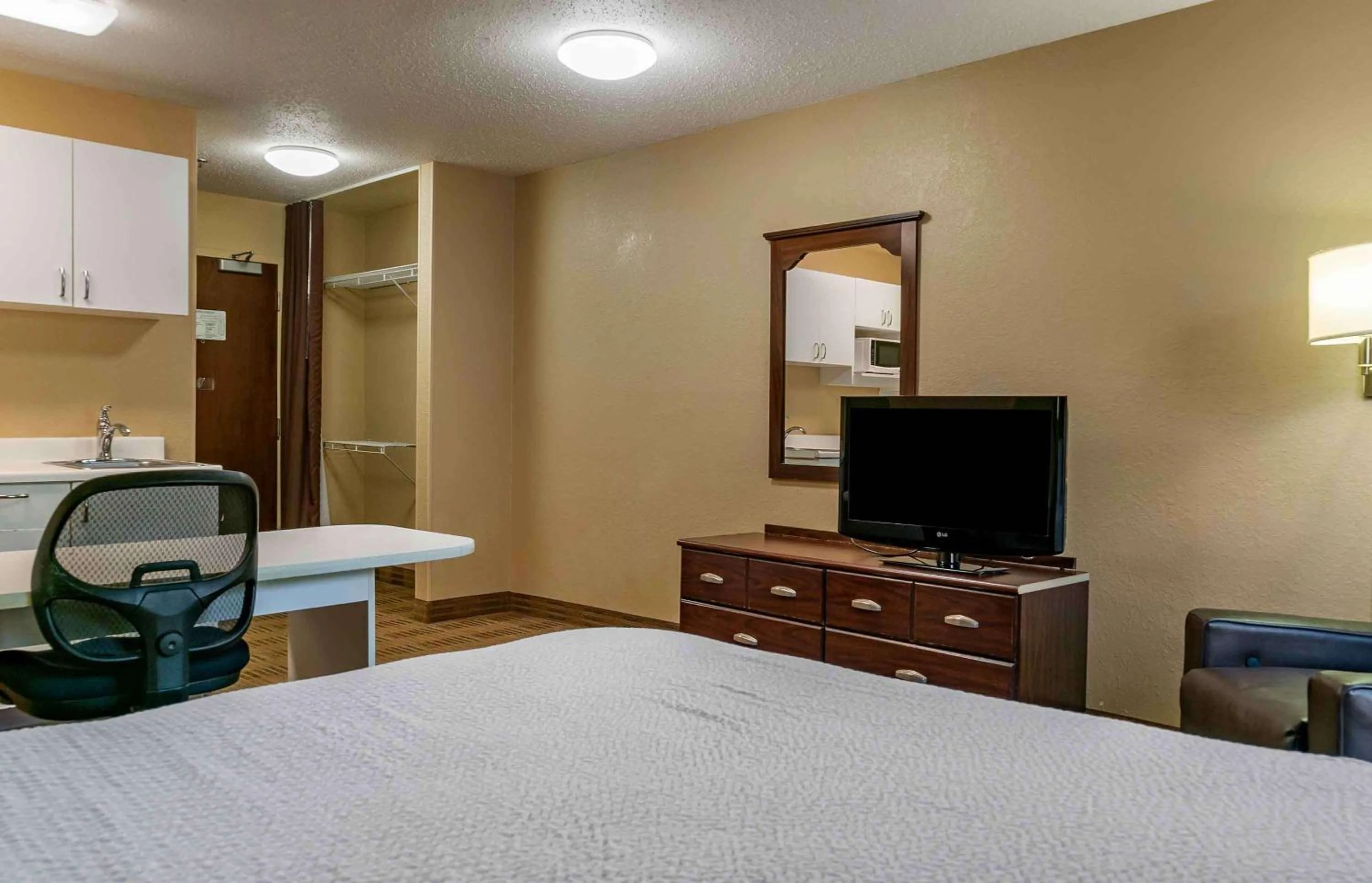 Bedroom, Bed in Extended Stay America Suites - Detroit - Ann Arbor - Briarwood Mall