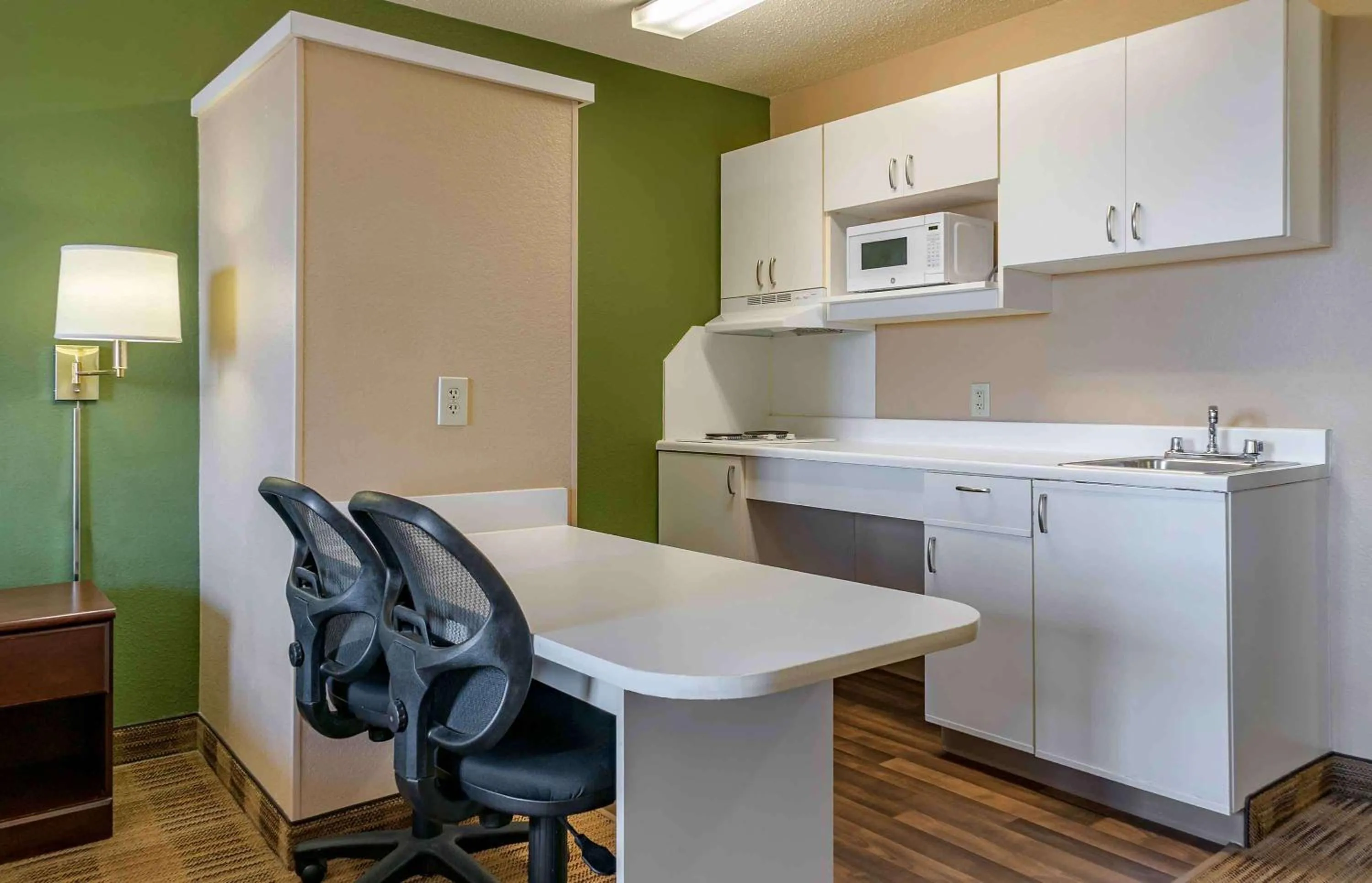 Kitchen or kitchenette in Extended Stay America Suites - Detroit - Ann Arbor - Briarwood Mall