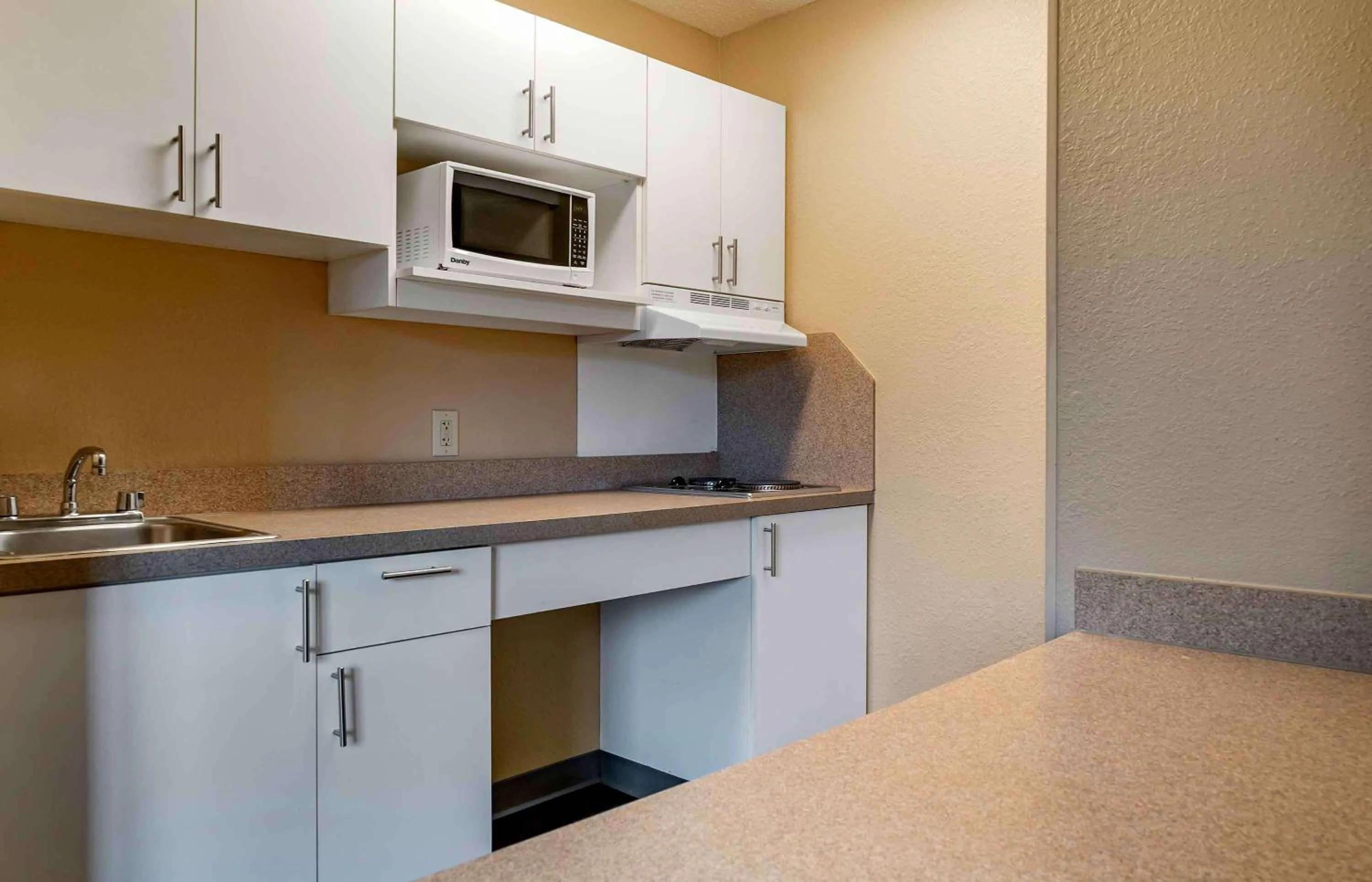 Kitchen or kitchenette in Extended Stay America Suites - Detroit - Ann Arbor - Briarwood Mall