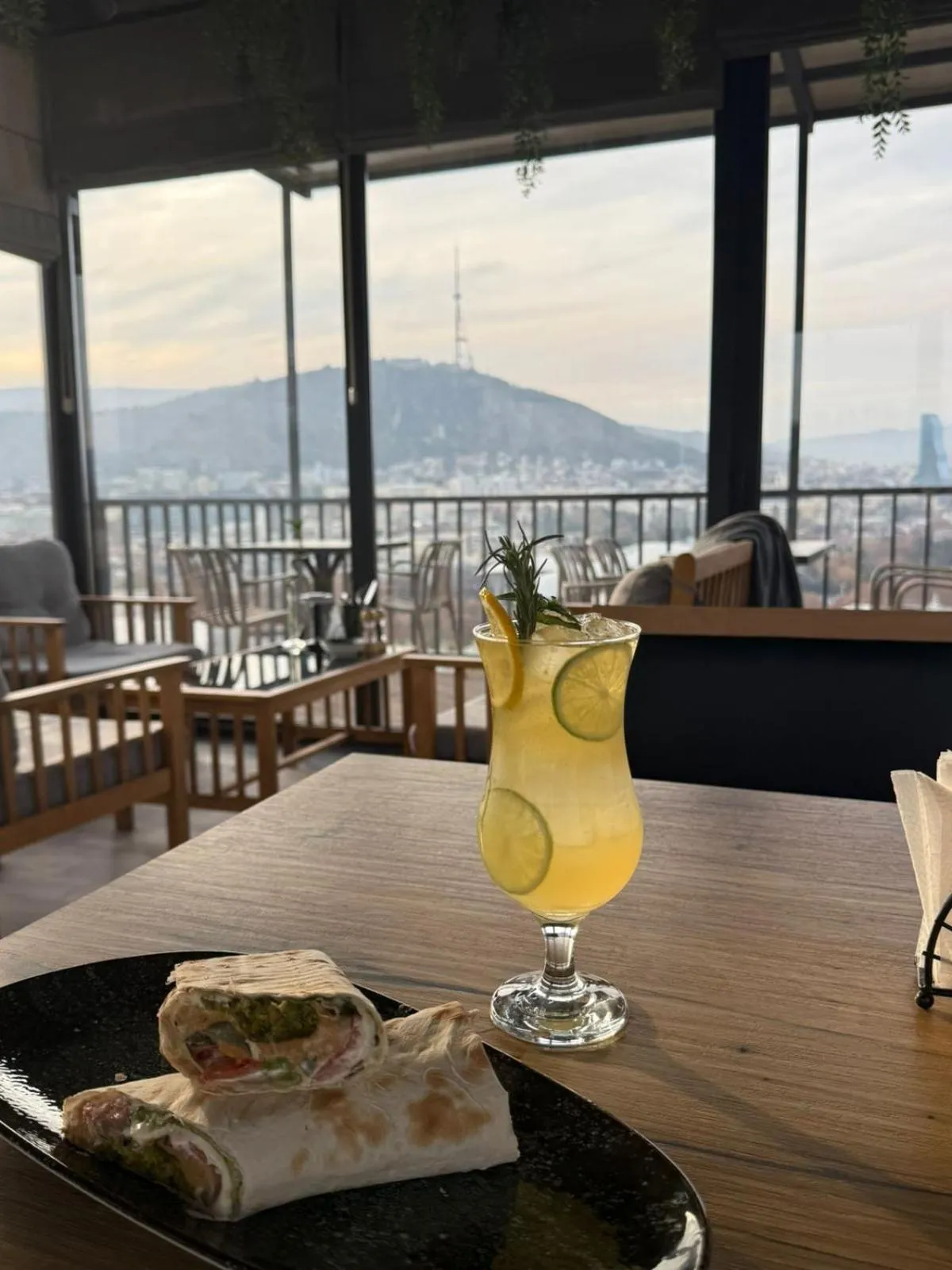 Restaurant/places to eat in Hotel Livin