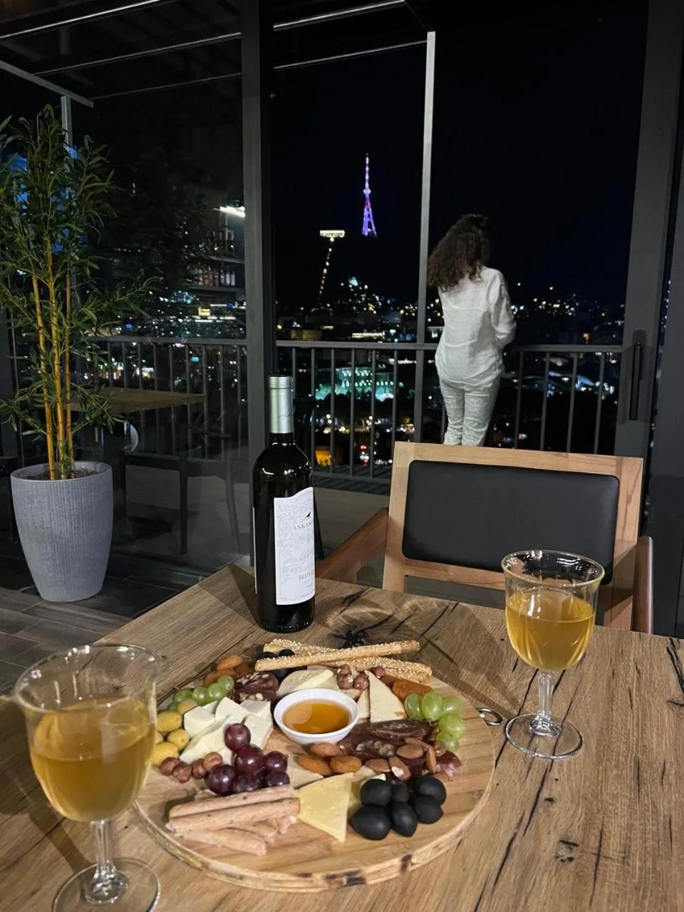 Restaurant/places to eat in Hotel Livin