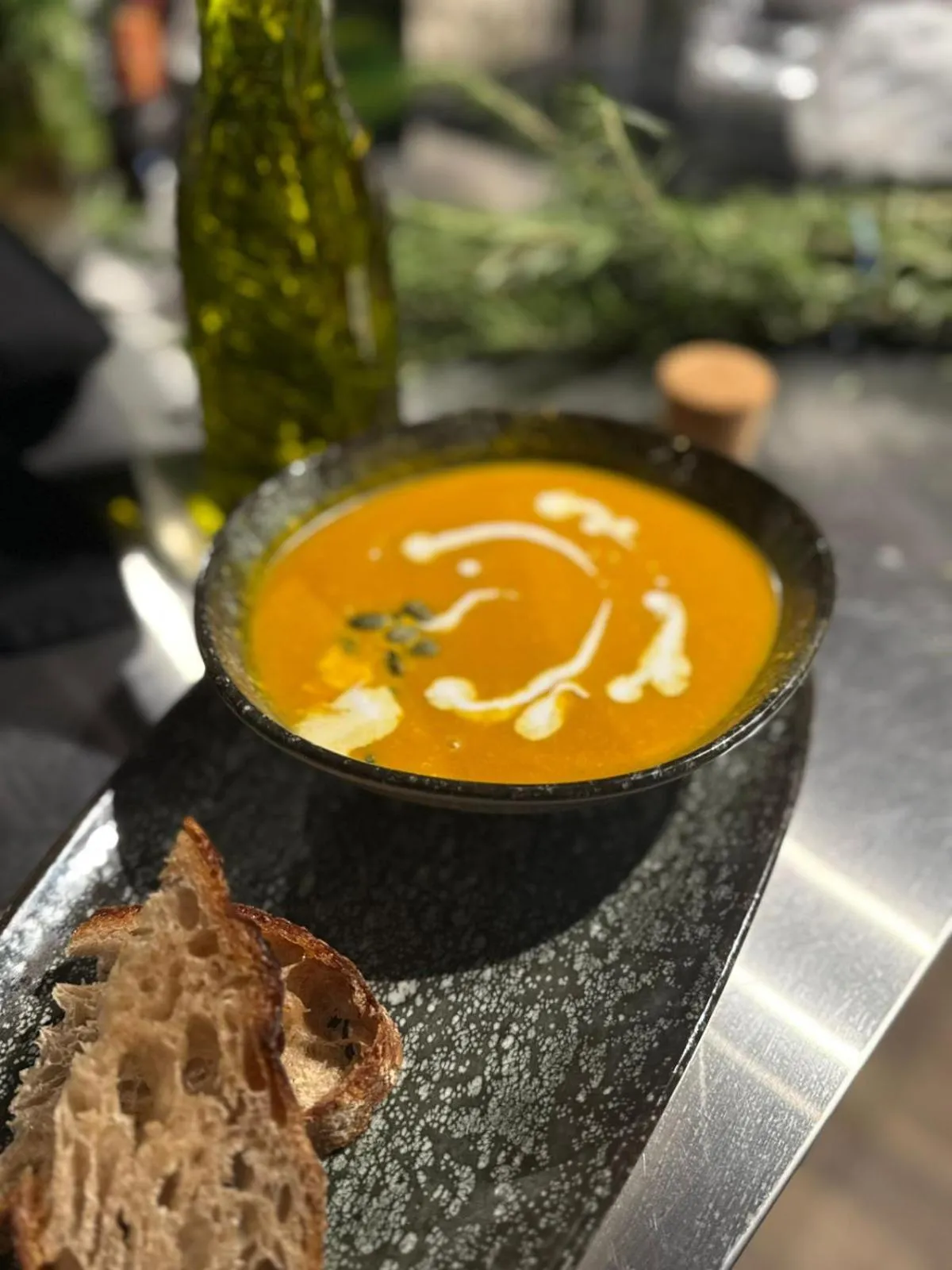 Restaurant/places to eat in Hotel Livin