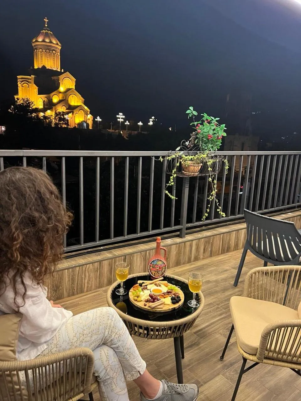 Restaurant/places to eat in Hotel Livin