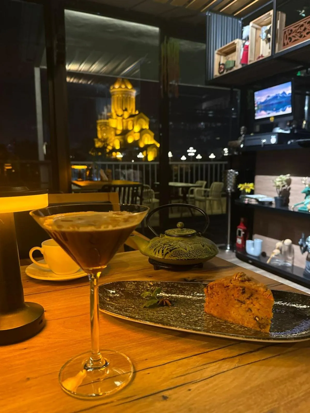 Restaurant/places to eat in Hotel Livin