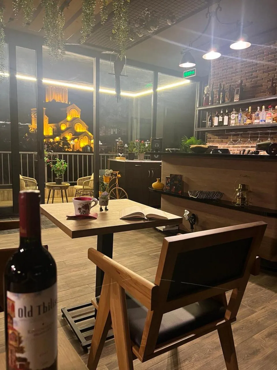 Restaurant/places to eat in Hotel Livin