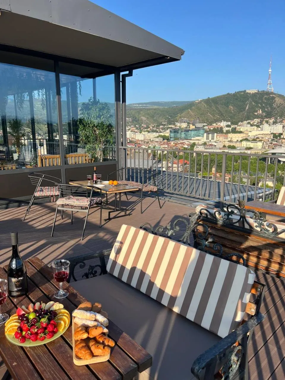 Restaurant/places to eat in Hotel Livin