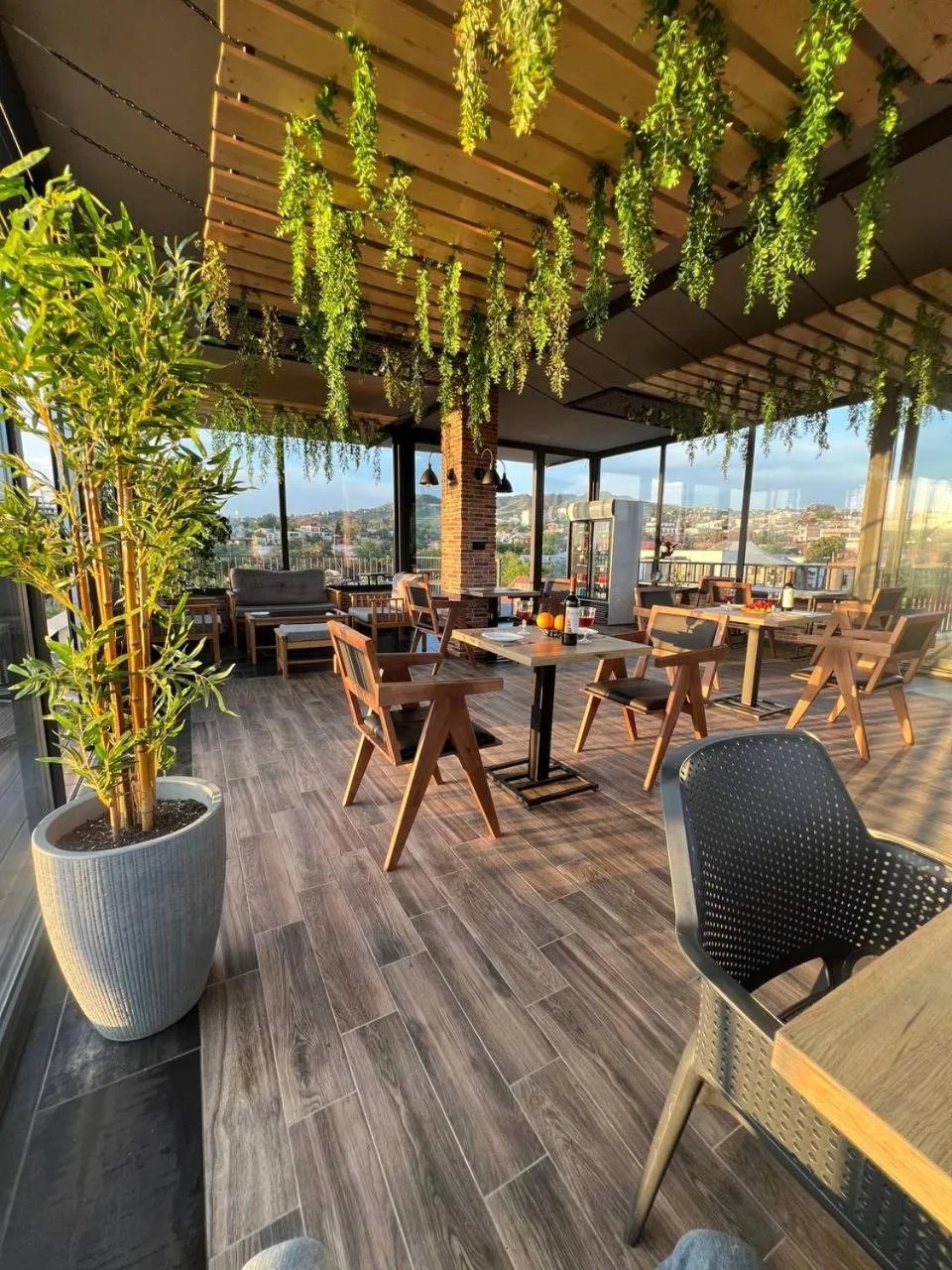 Restaurant/places to eat in Hotel Livin