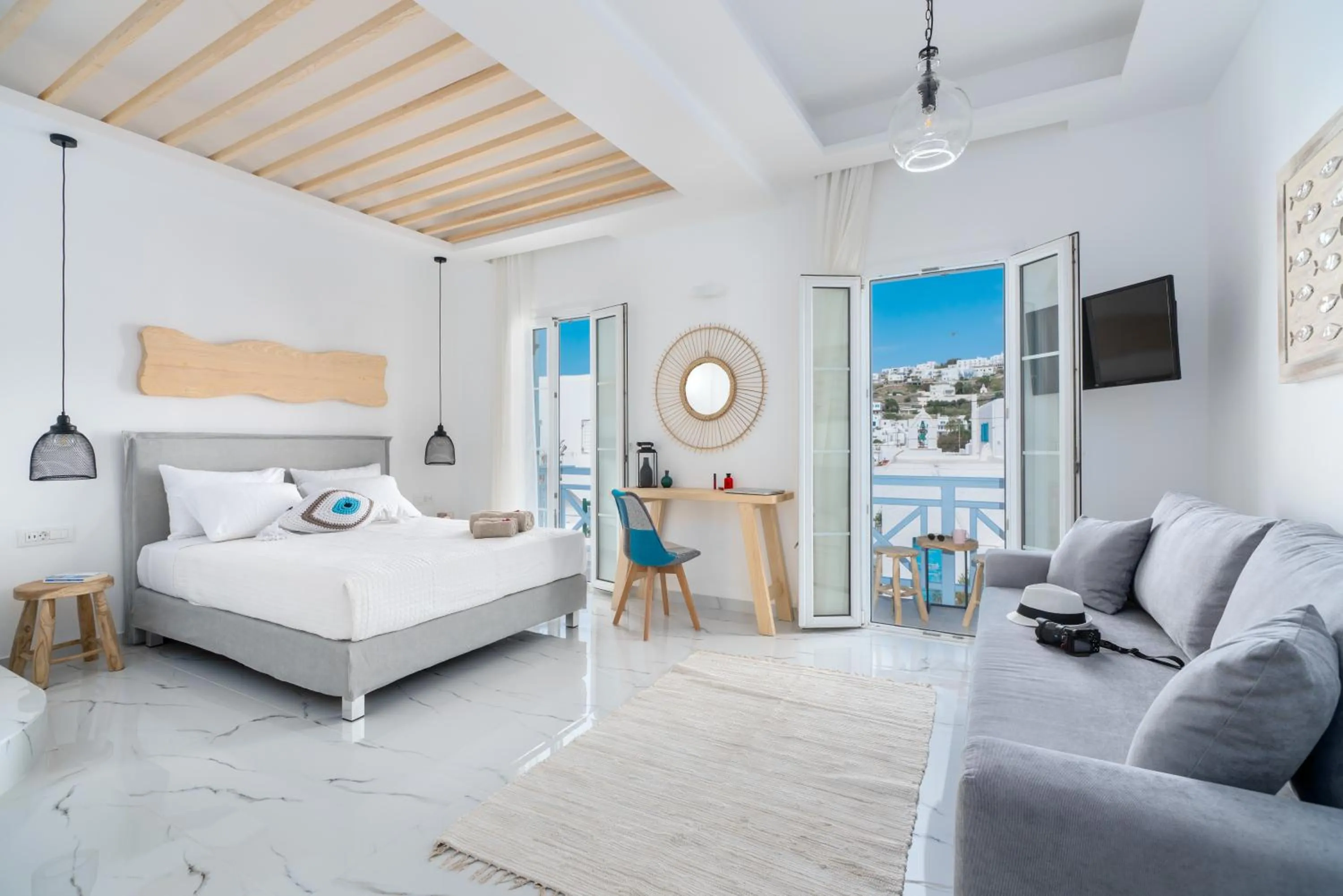 Photo of the whole room, Bed in Central Suites Mykonos