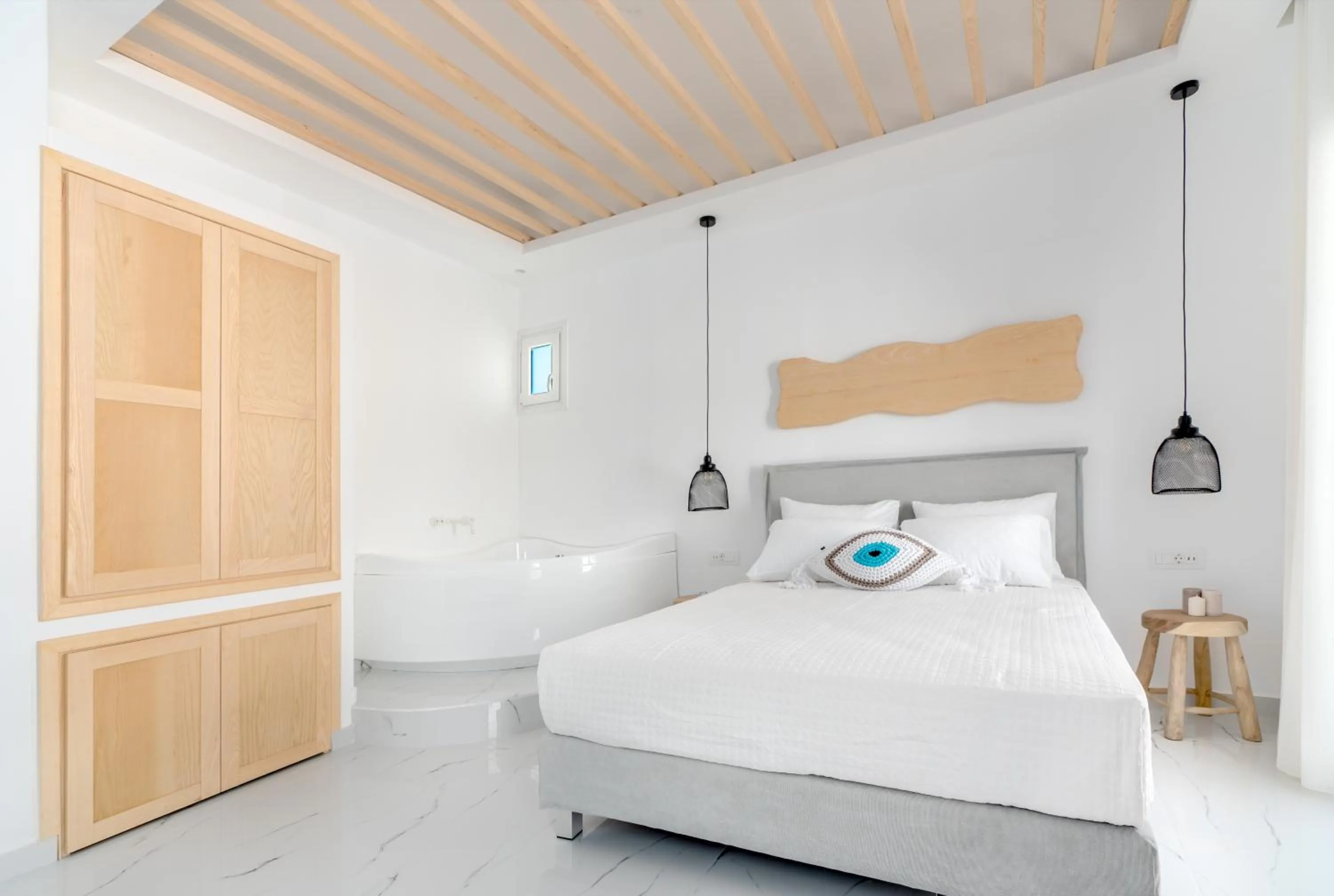 Photo of the whole room, Bed in Central Suites Mykonos