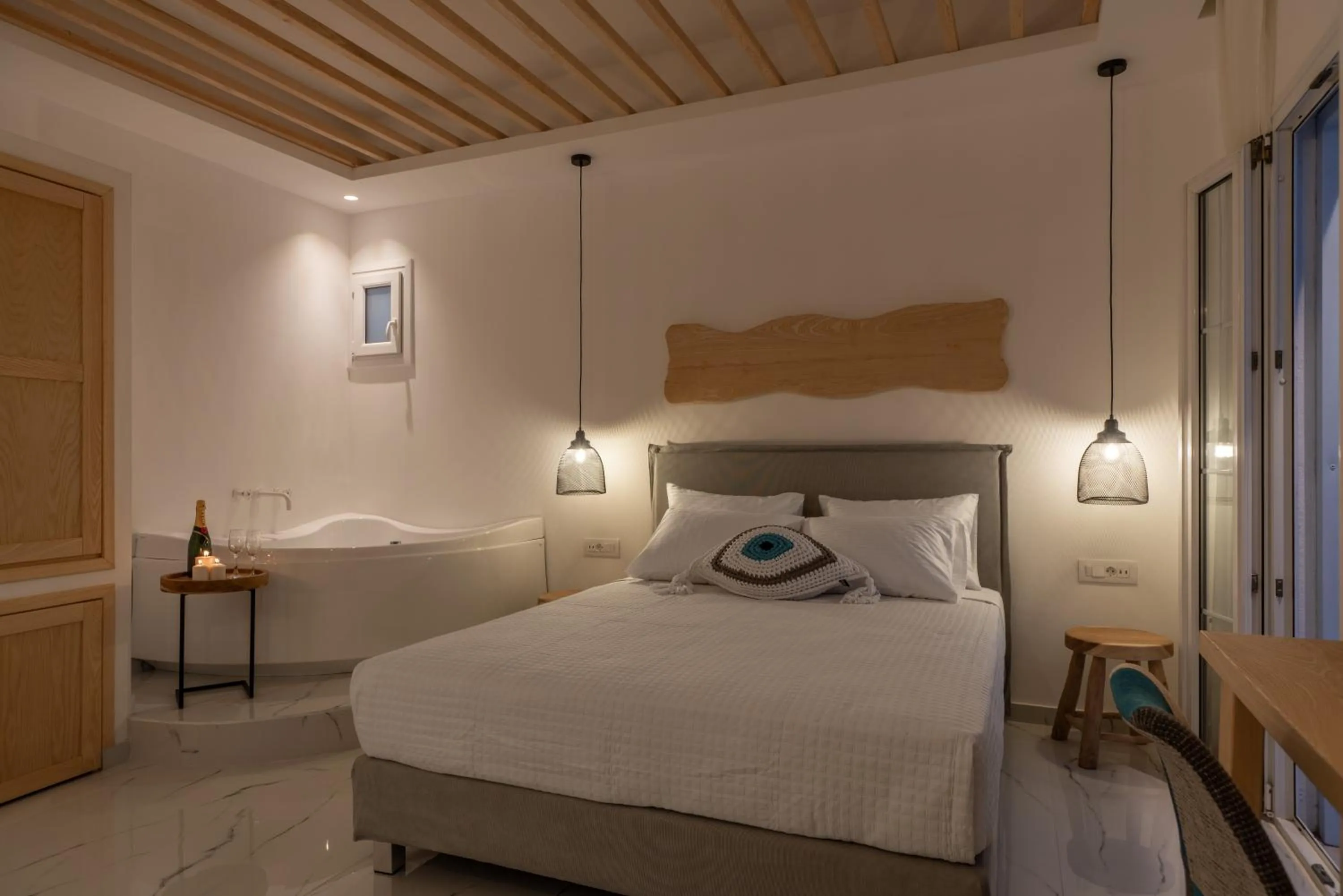Photo of the whole room, Bed in Central Suites Mykonos