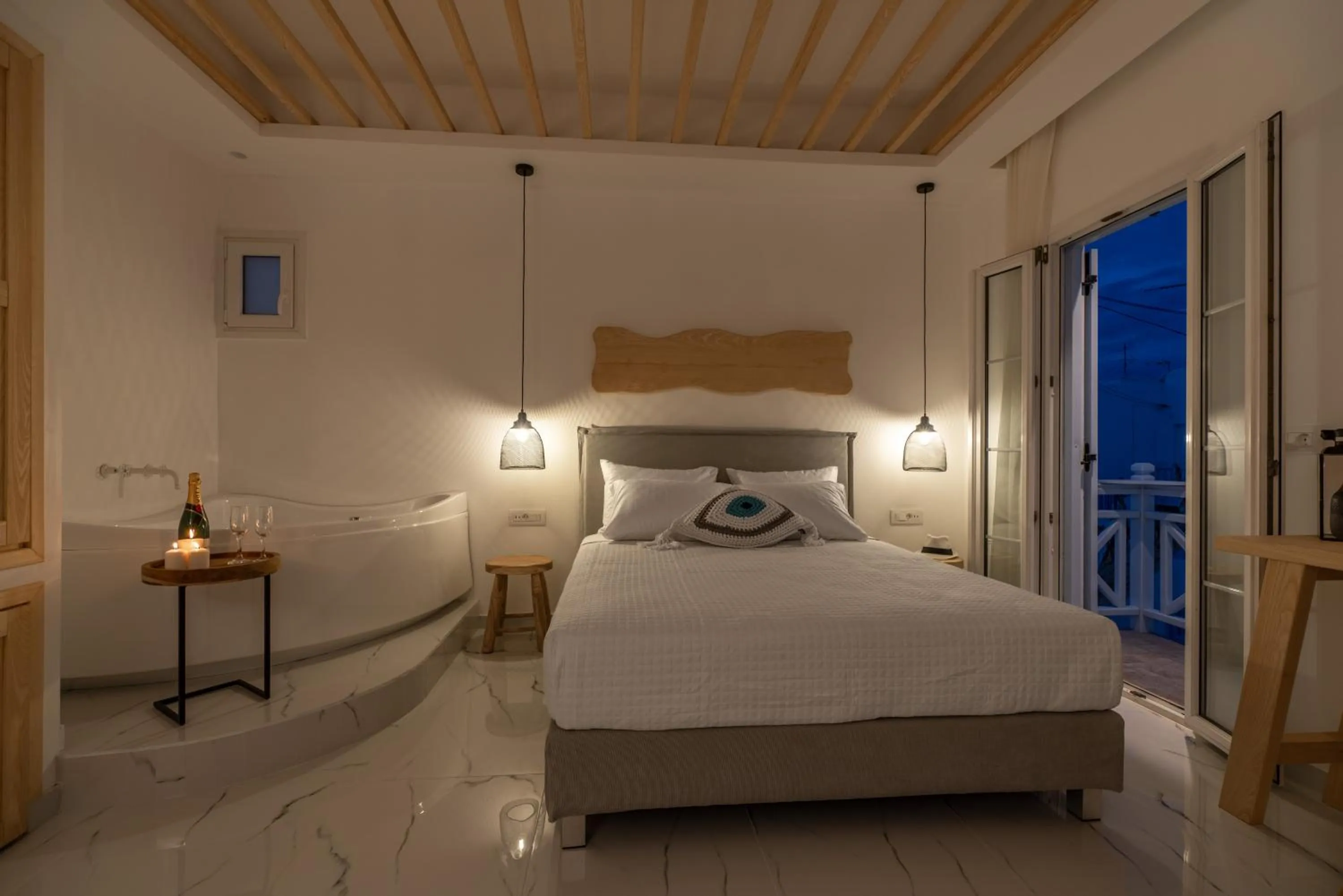 Photo of the whole room, Bed in Central Suites Mykonos