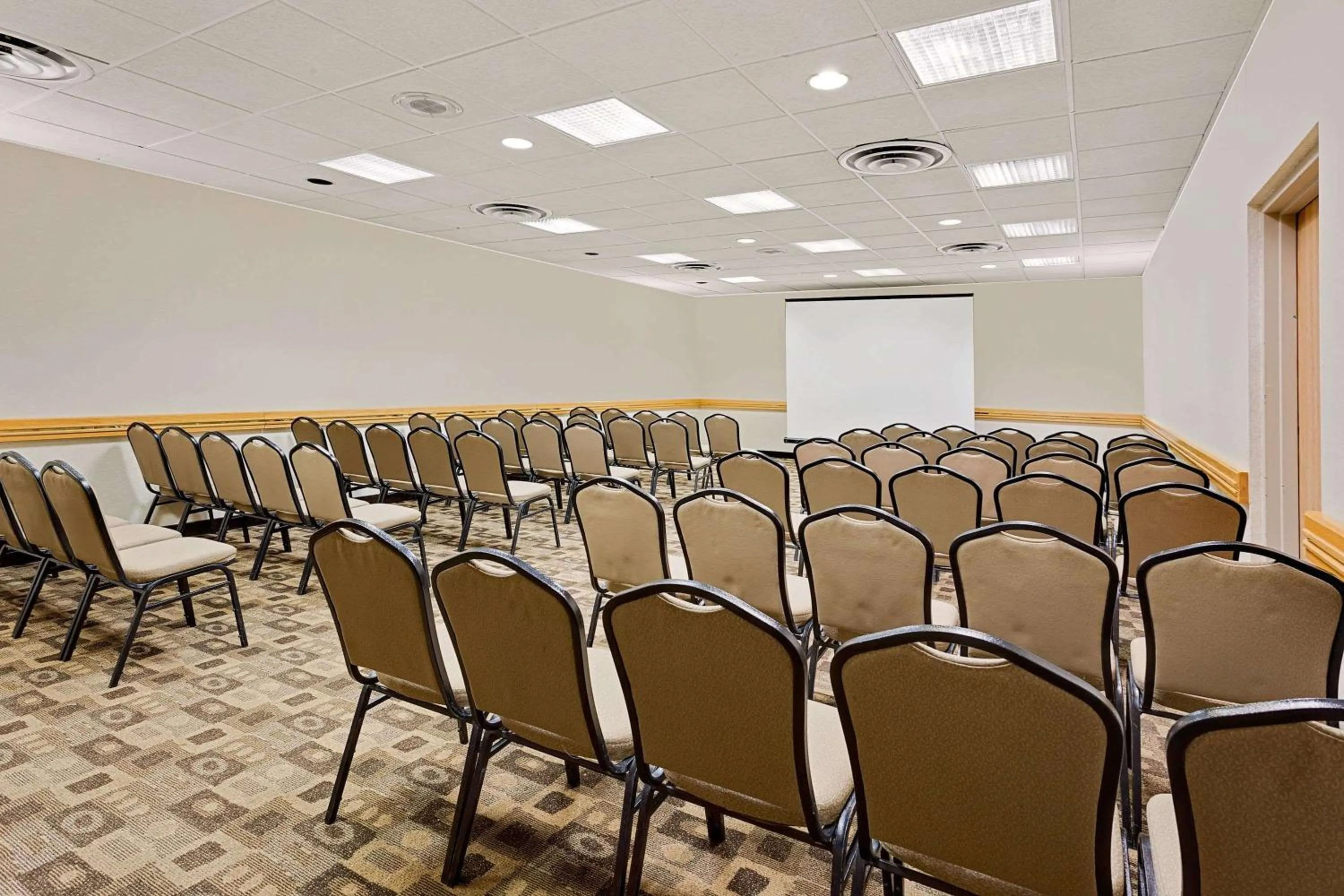 Meeting/conference room in Ramada by Wyndham Marquette