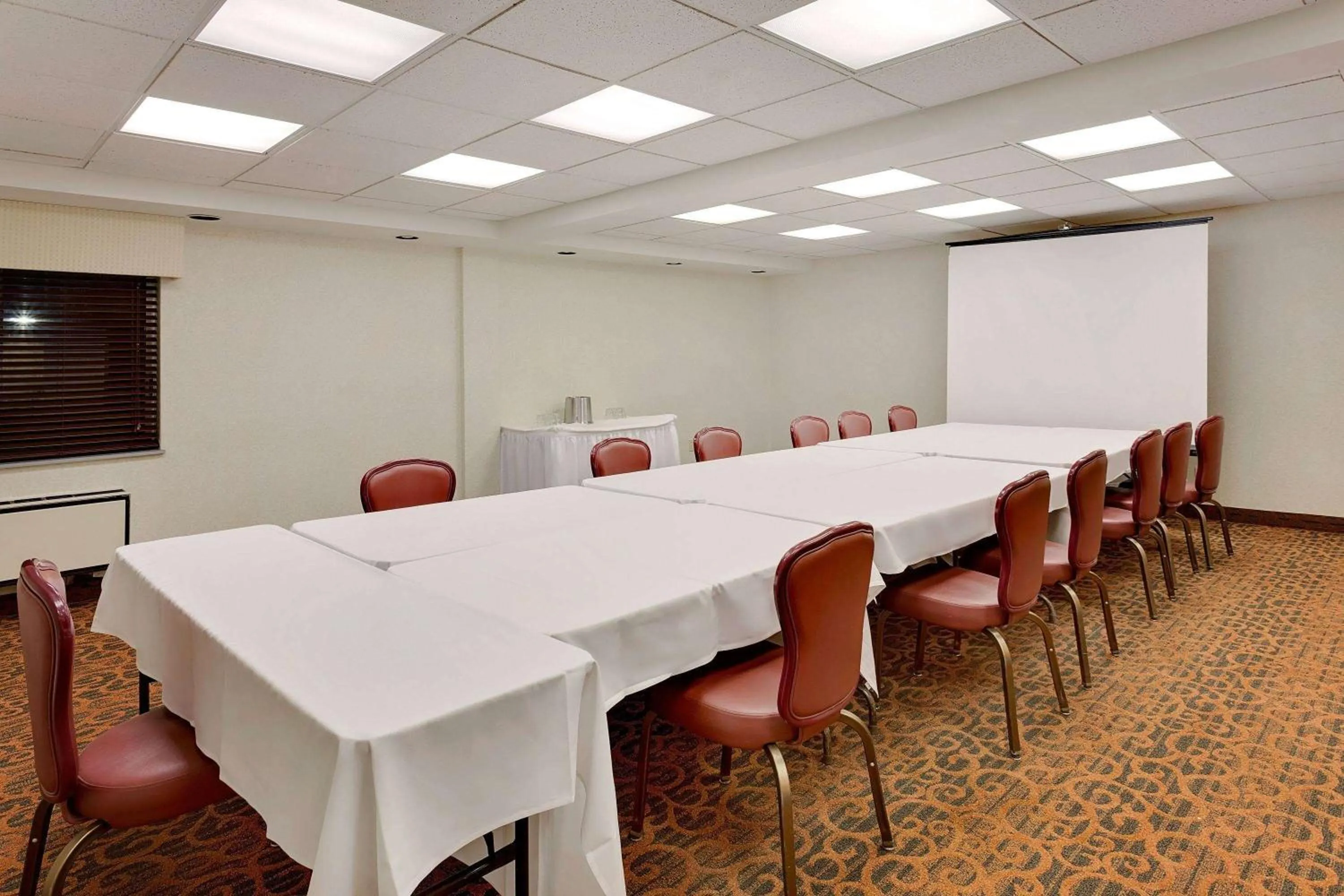 Meeting/conference room in Ramada by Wyndham Marquette