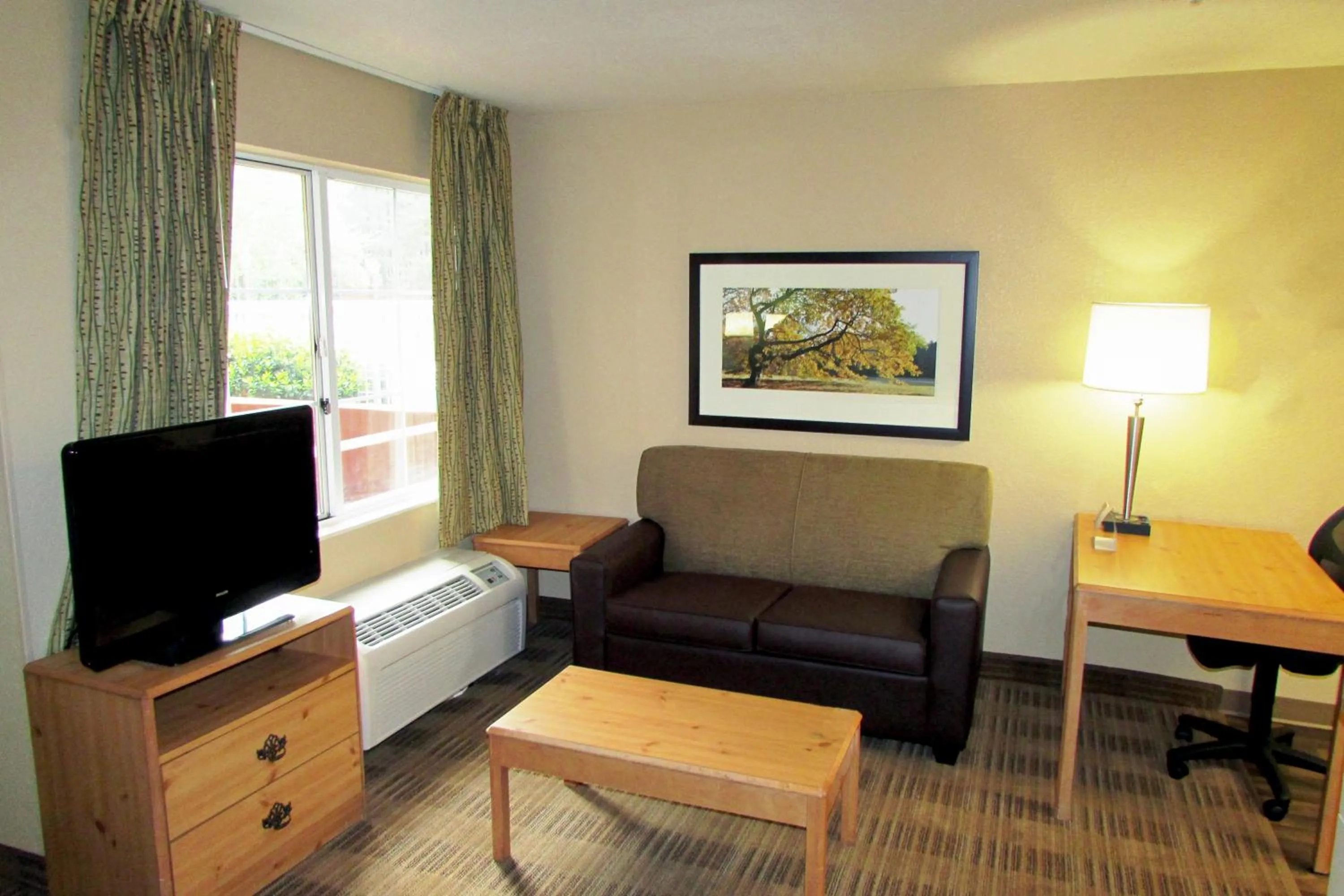 TV and multimedia in Extended Stay America Suites - Pleasanton - Chabot Dr