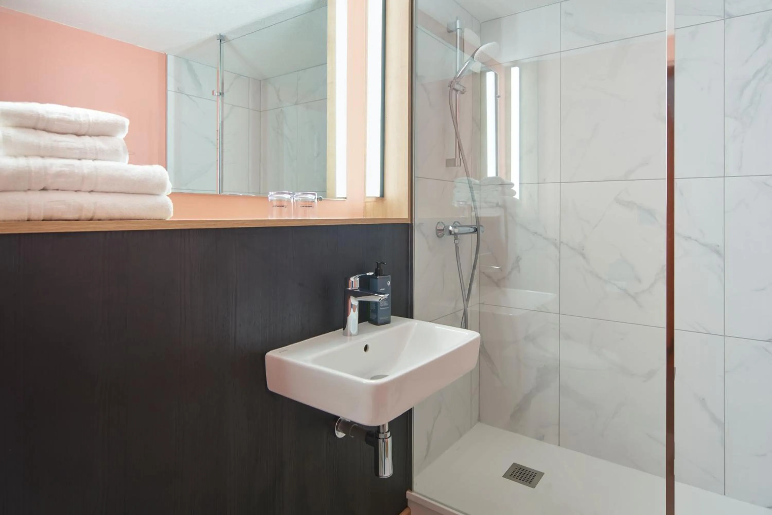 Shower in The Originals City, Hôtel A Pic, Cherbourg