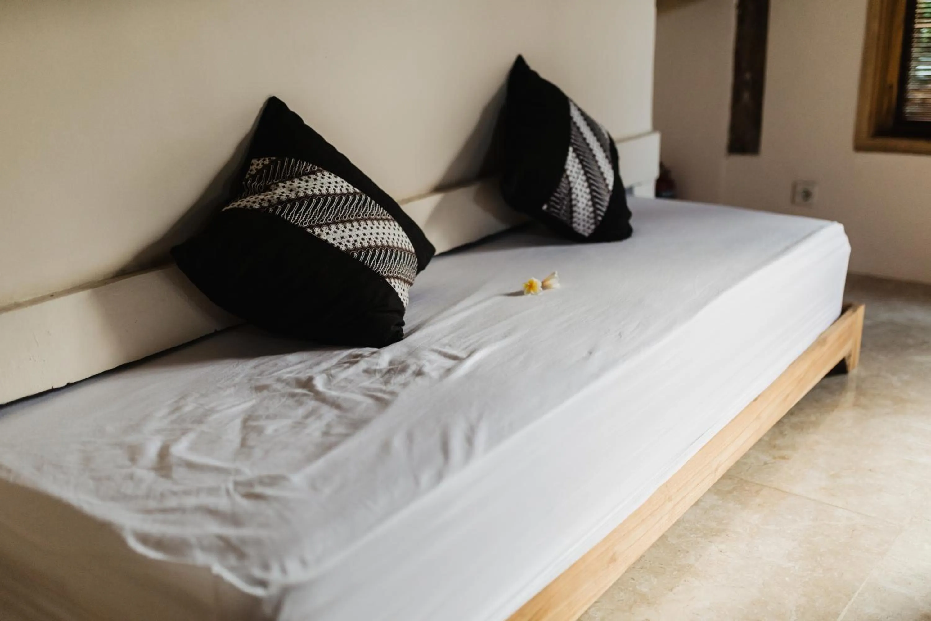 Bed in Kalyssa Beach Bungalows