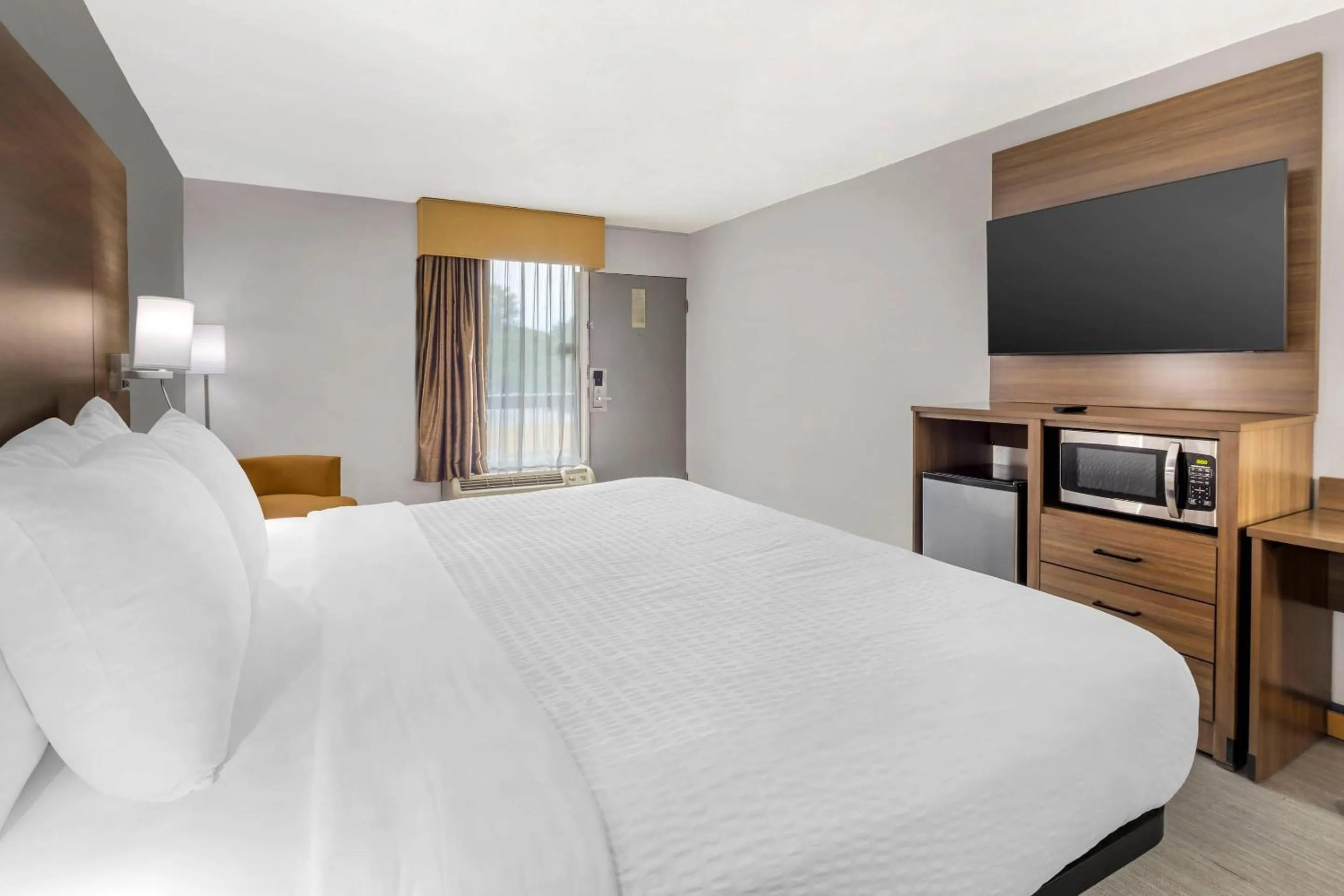 Bedroom, Bed in Clarion Pointe Morrow - Atlanta South