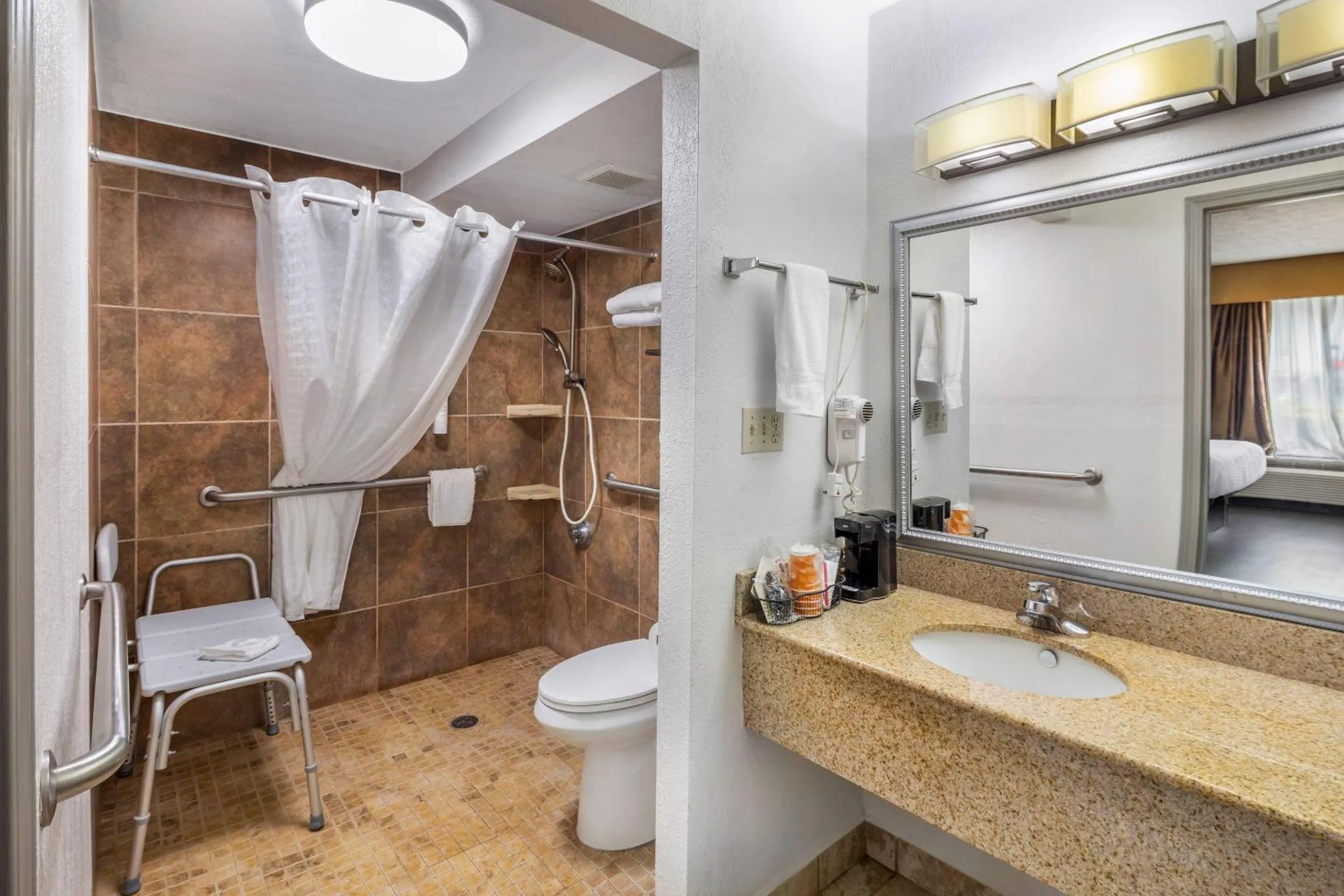 Bedroom in Clarion Pointe Morrow - Atlanta South